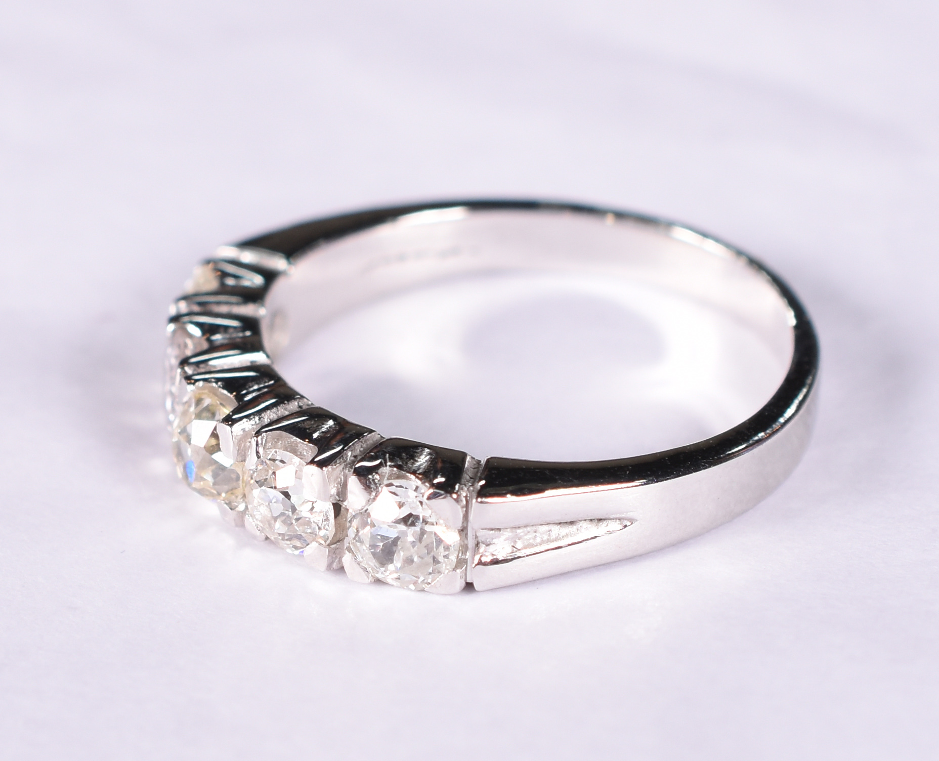 Anel de ouro branco com 5 brilhantes de 0,20 ct cada. Total 1,0 ct... - foto 2 de 3