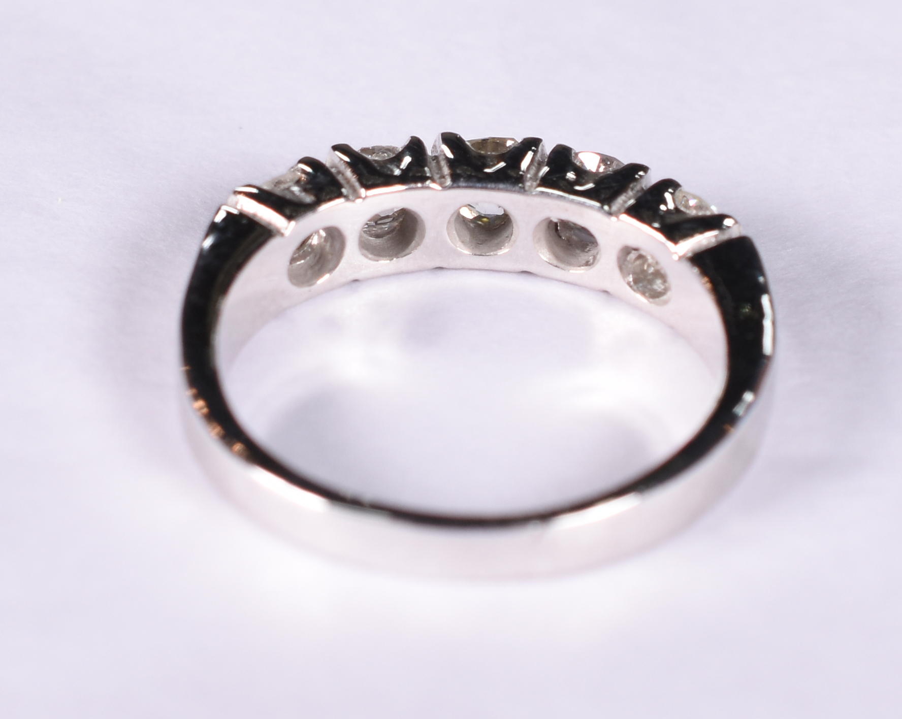 Anel de ouro branco com 5 brilhantes de 0,20 ct cada. Total 1,0 ct... - foto 3 de 3