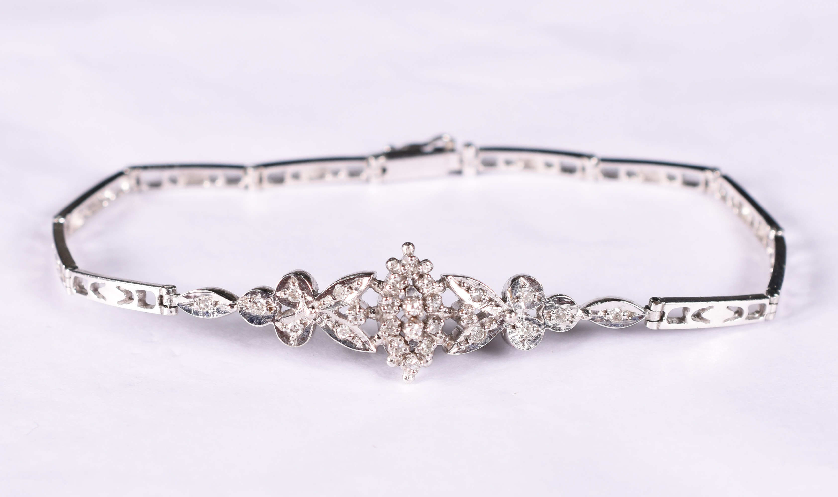 Pulseira de ouro branco com 28 brilhantes. - foto 1 de 3