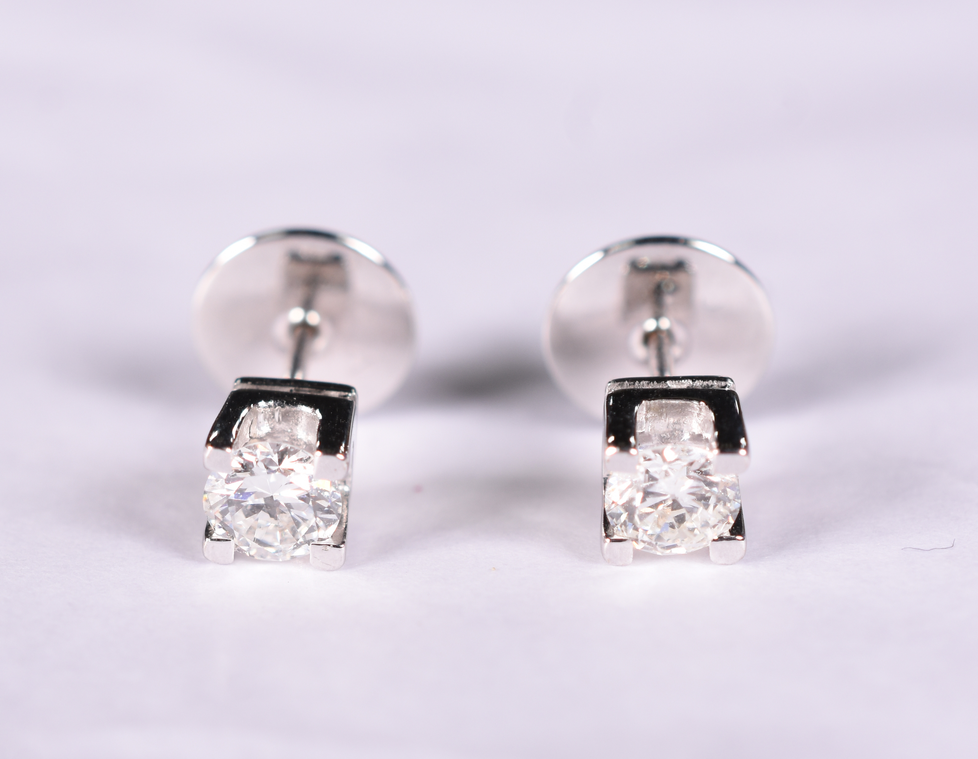 Par de brincos com 2 brilhantes de aproximadamente 0,50 ct cada... - foto 1 de 4