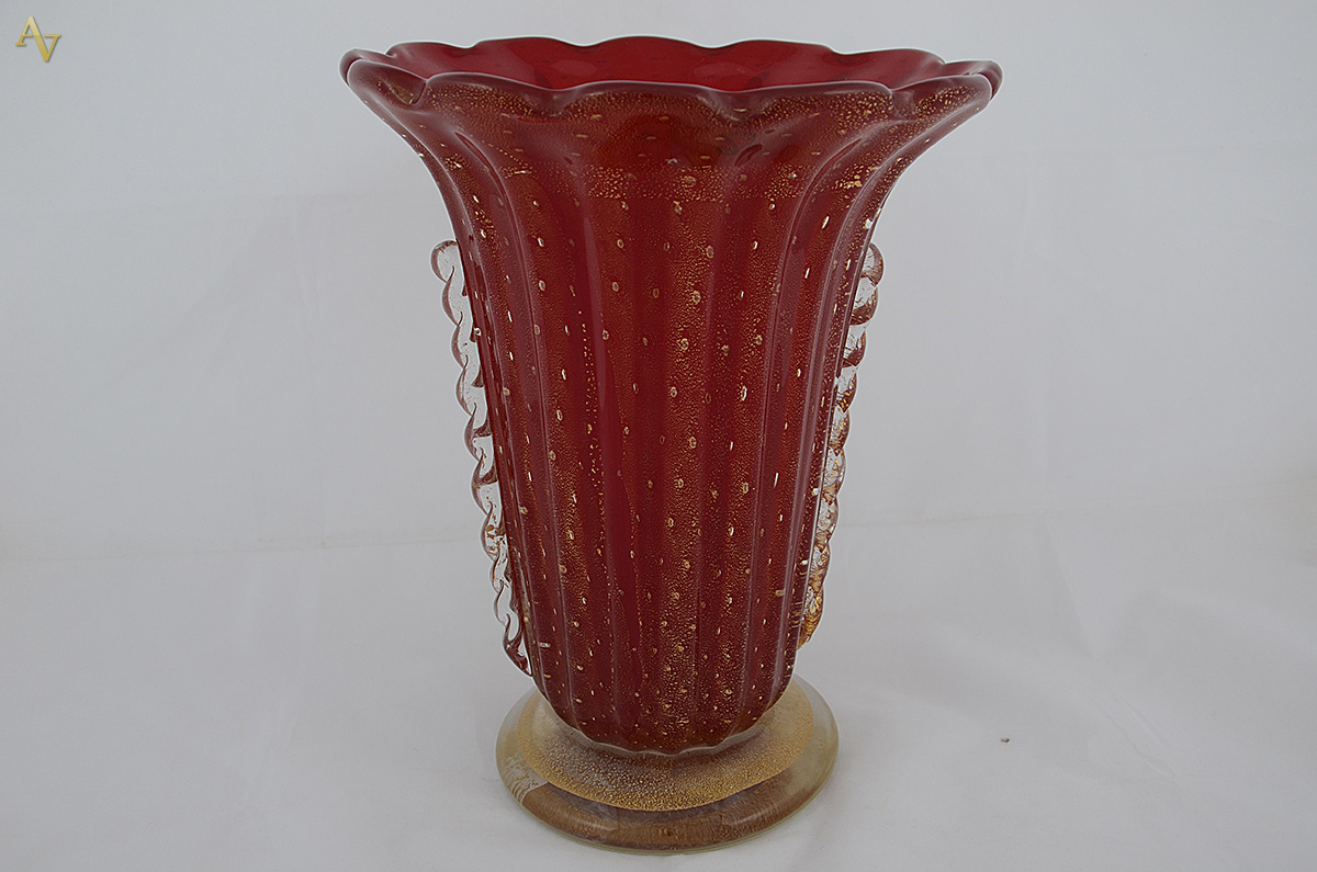 Vaso em murano vermelho com pó de ouro. Altura 29 cm.