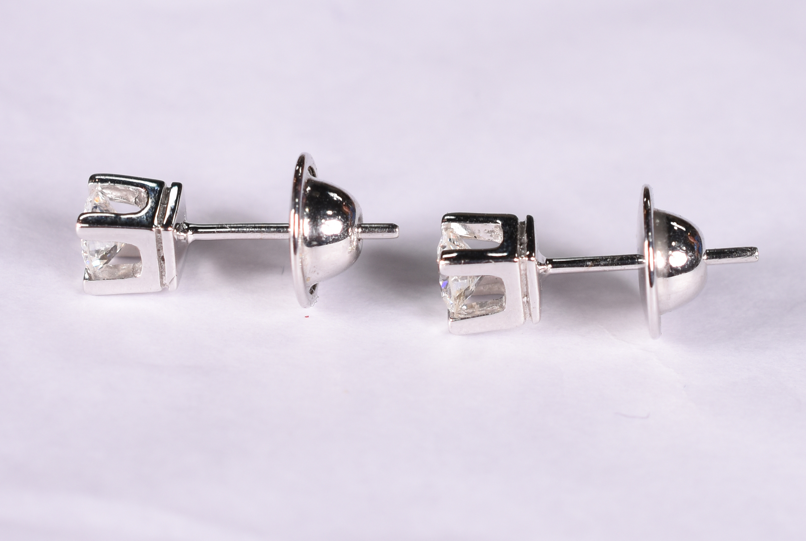 Par de brincos com 2 brilhantes de aproximadamente 0,50 ct cada... - foto 2 de 4
