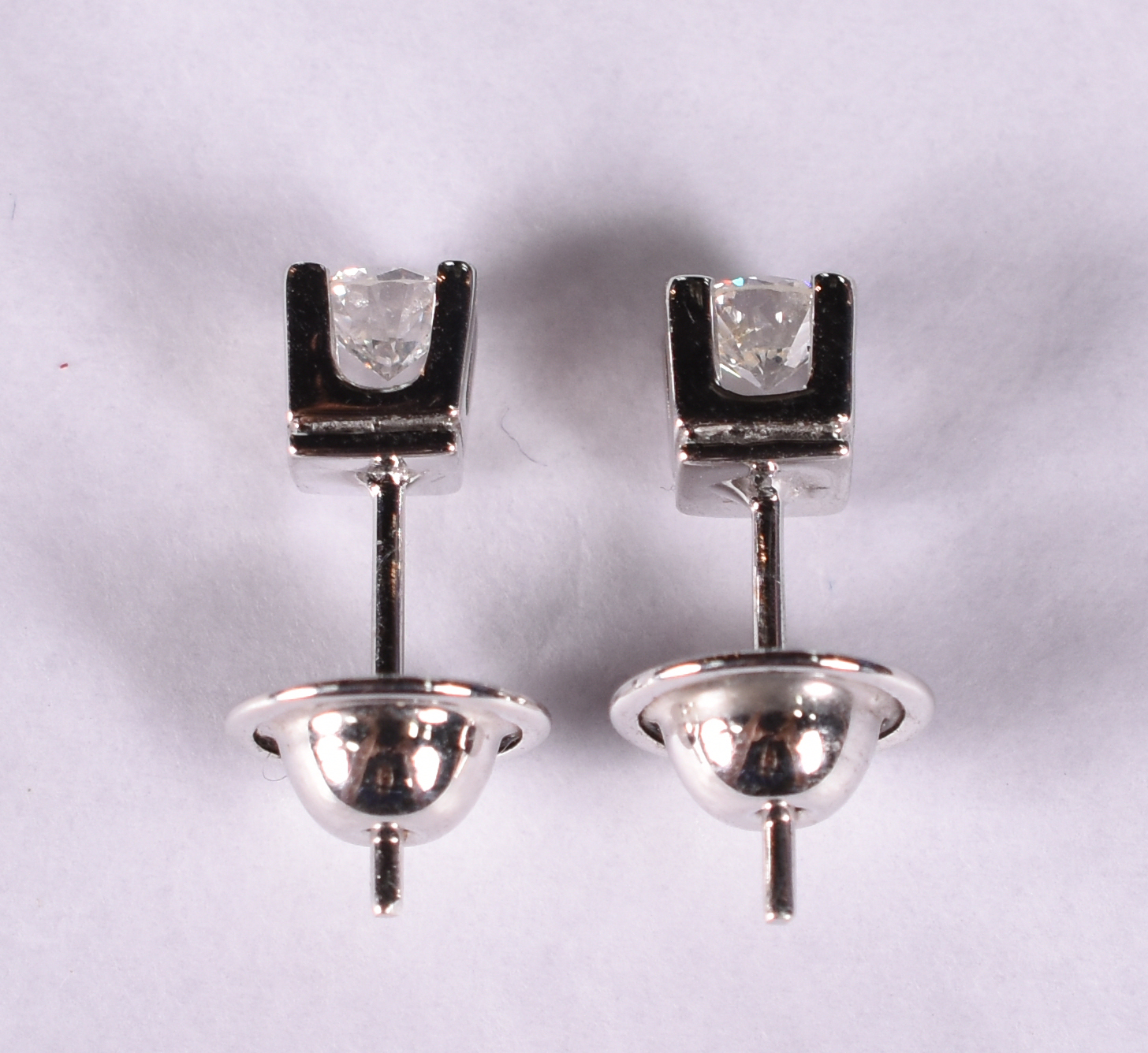 Par de brincos com 2 brilhantes de aproximadamente 0,50 ct cada... - foto 3 de 4