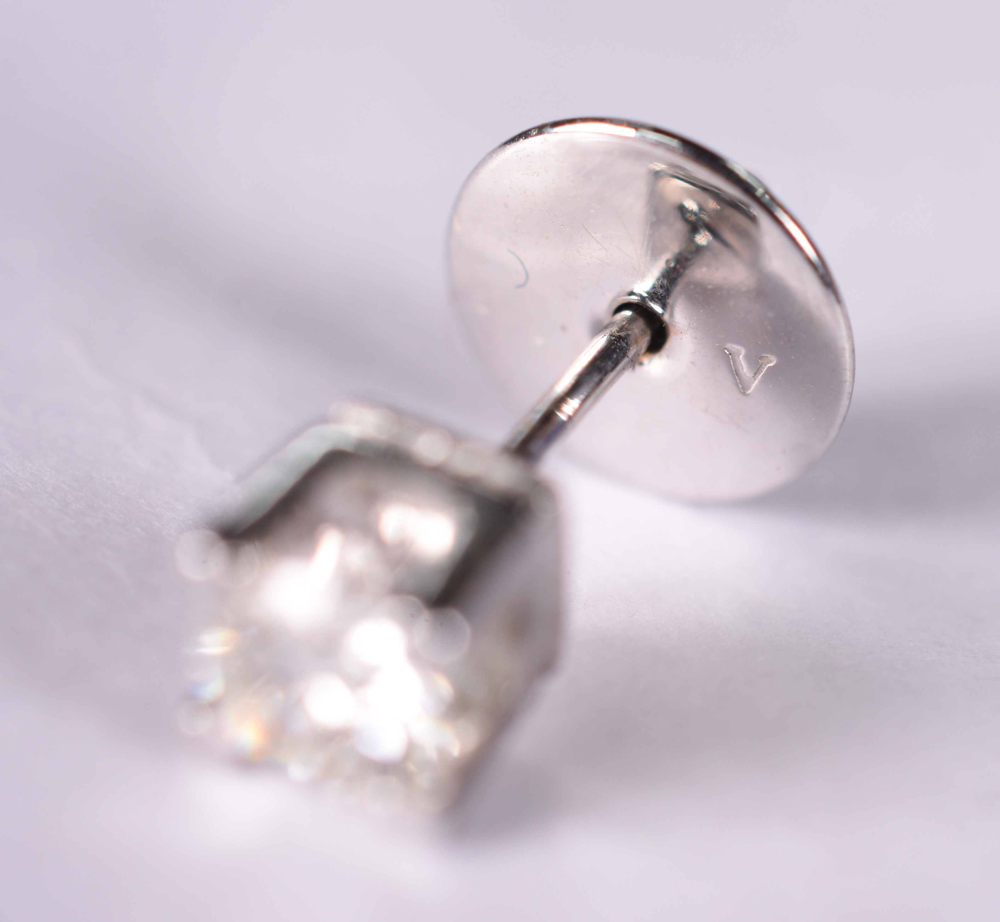 Par de brincos com 2 brilhantes de aproximadamente 0,50 ct cada... - foto 4 de 4