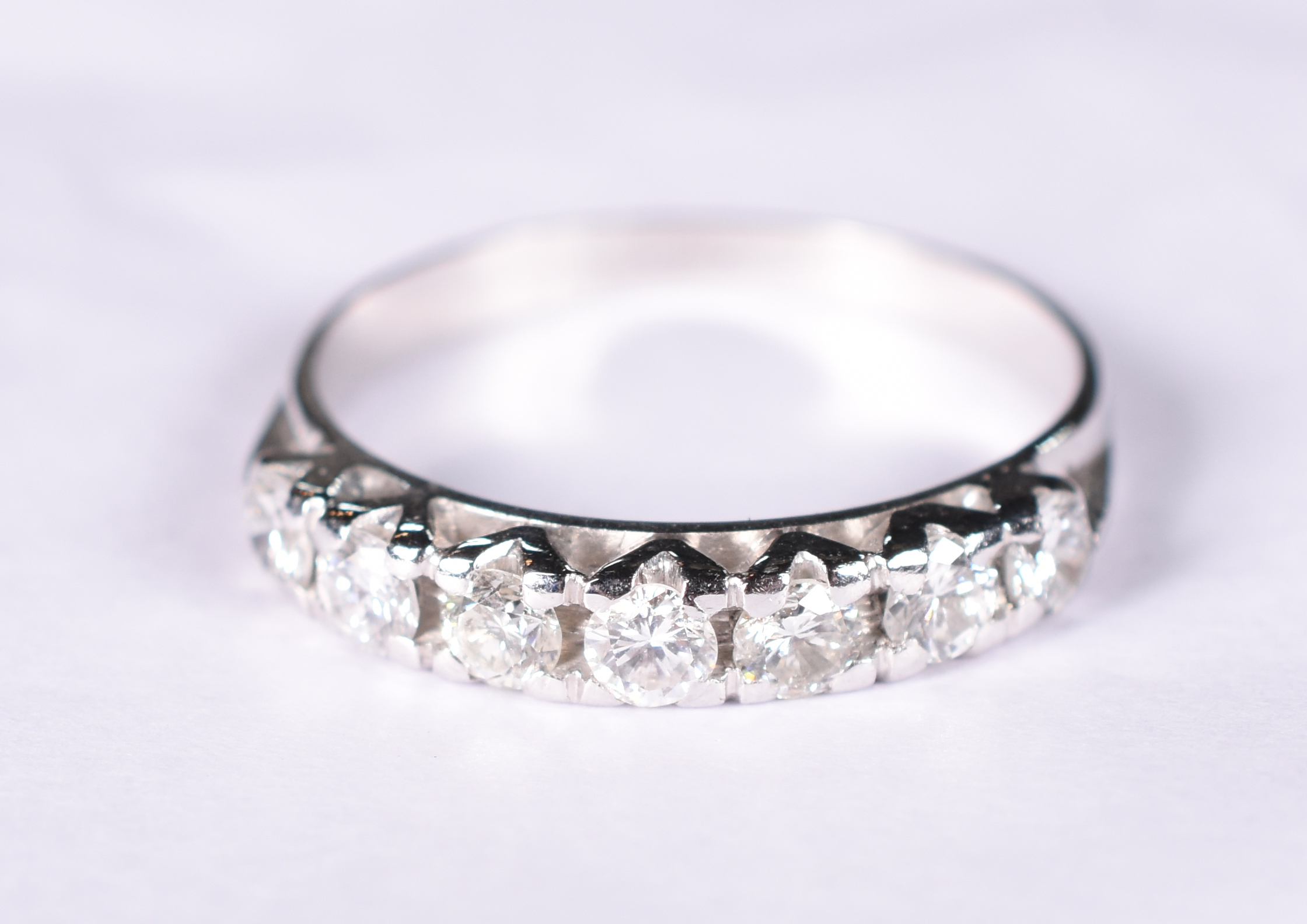 Anel de ouro branco com 7 brilhantes de 0,8 ct cada. Aro 16. - foto 1 de 3