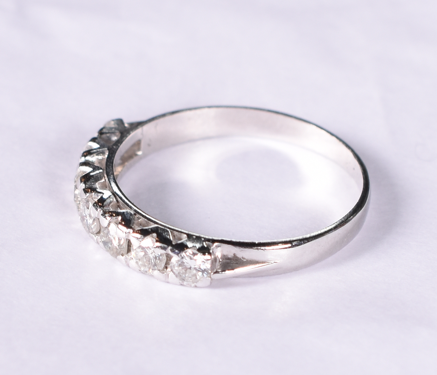 Anel de ouro branco com 7 brilhantes de 0,8 ct cada. Aro 16. - foto 2 de 3