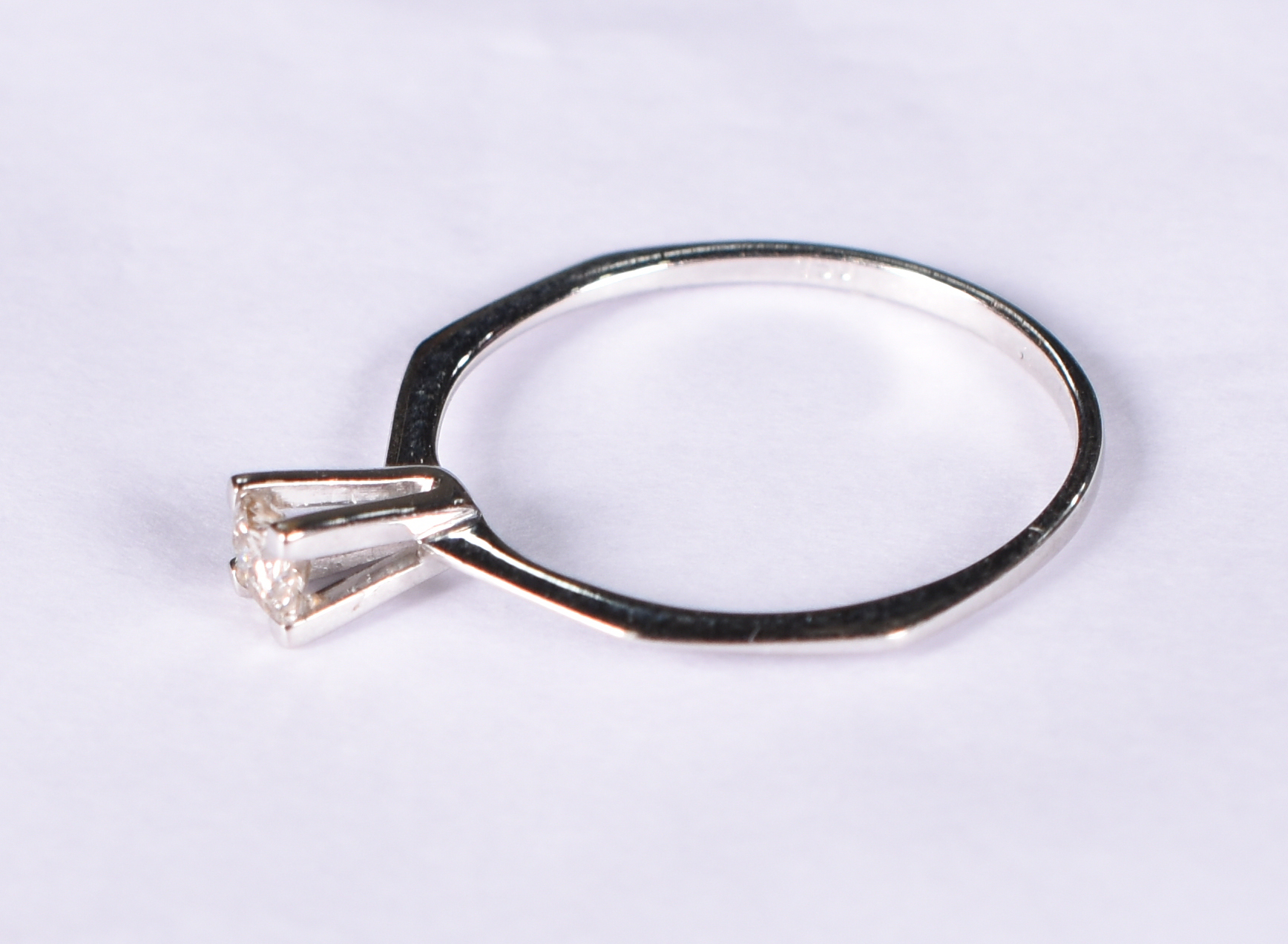 Anel solitário de ouro branco com brilhante de 0,20 ct. Aro 18. - foto 2 de 4