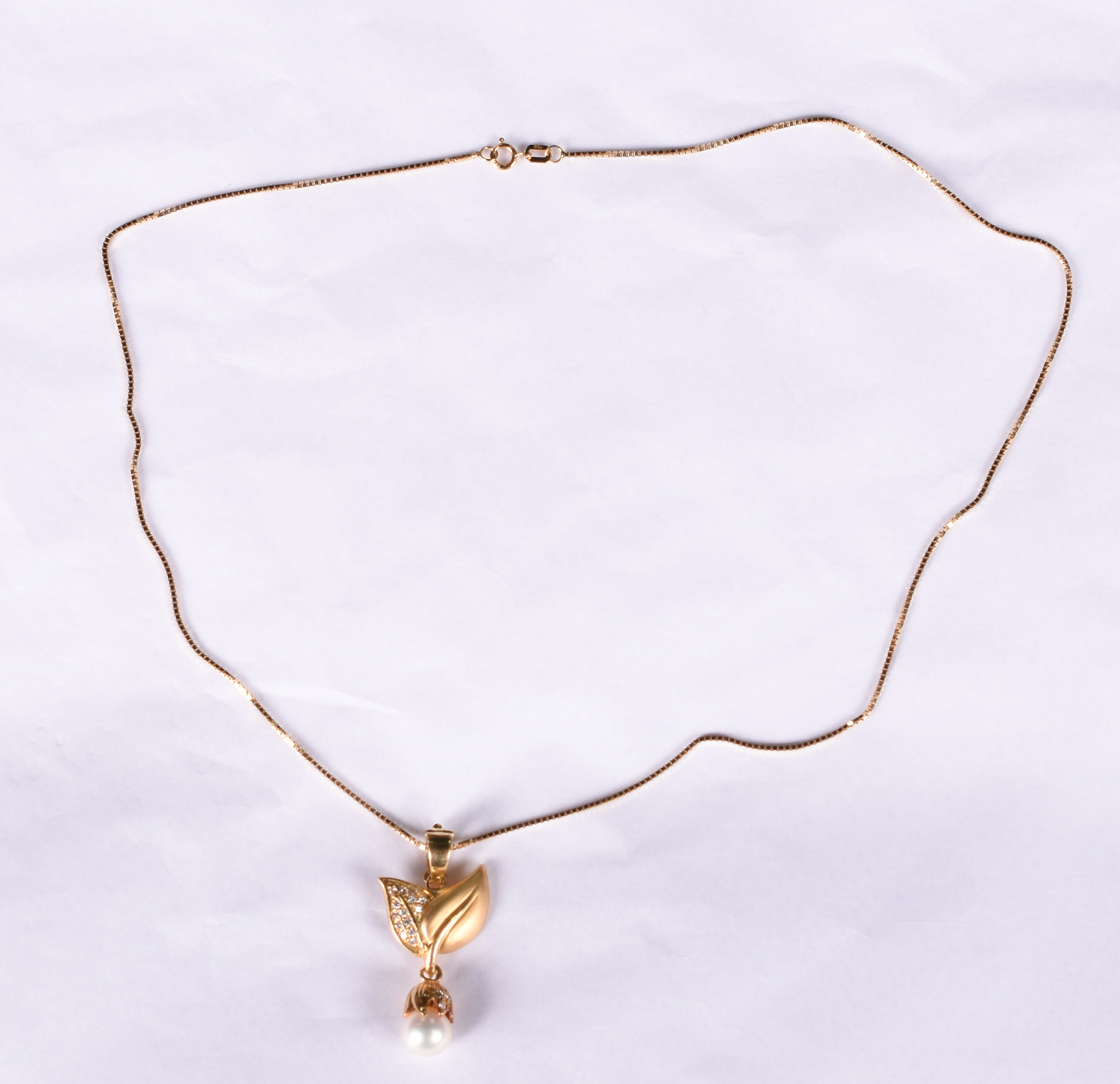 Gargantilha de ouro amarelo e pingente com brilhante e perola... - foto 2 de 4