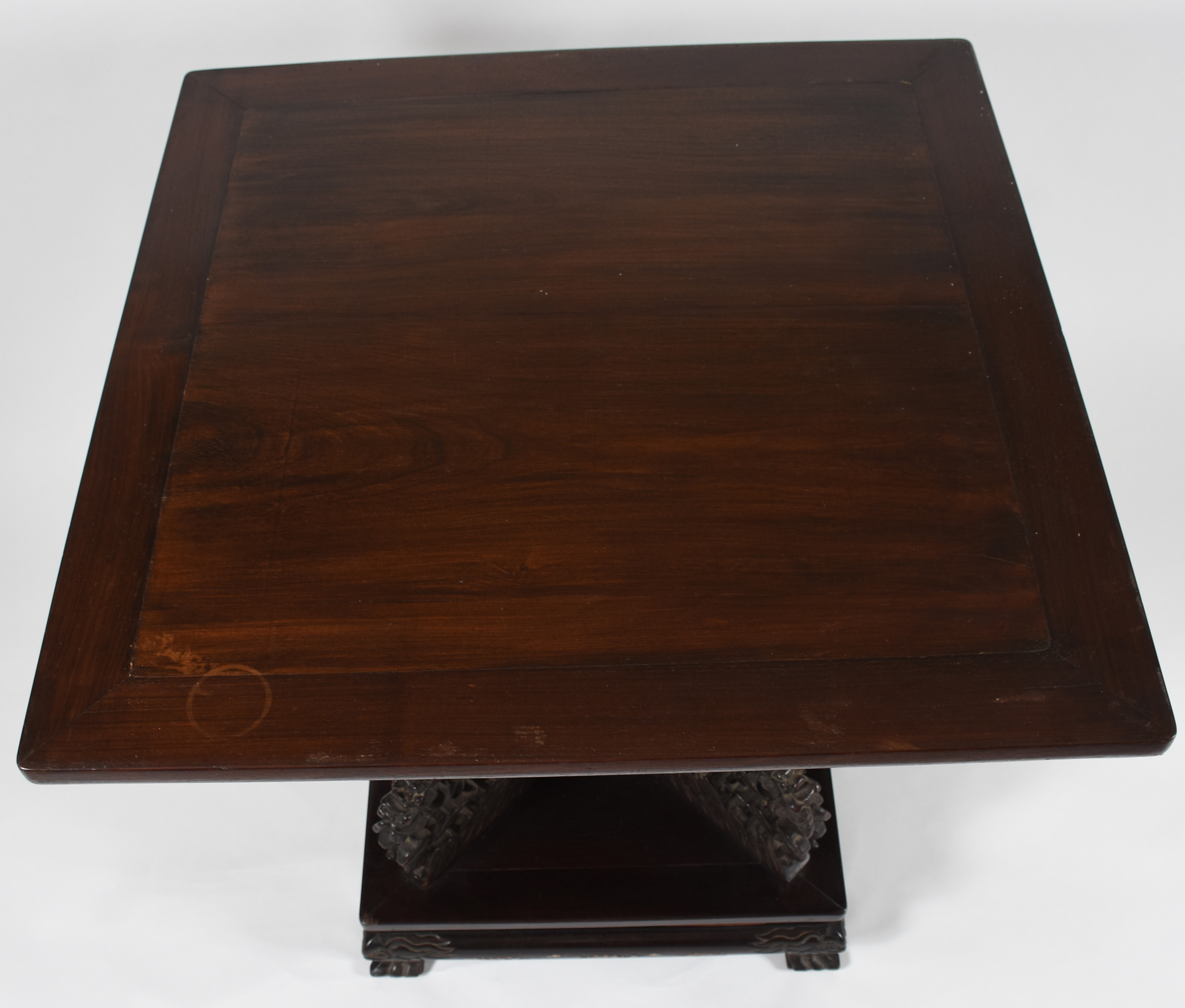 Belíssima mesa de apresentação de madeira nobre, base ricamente... - foto 6 de 7