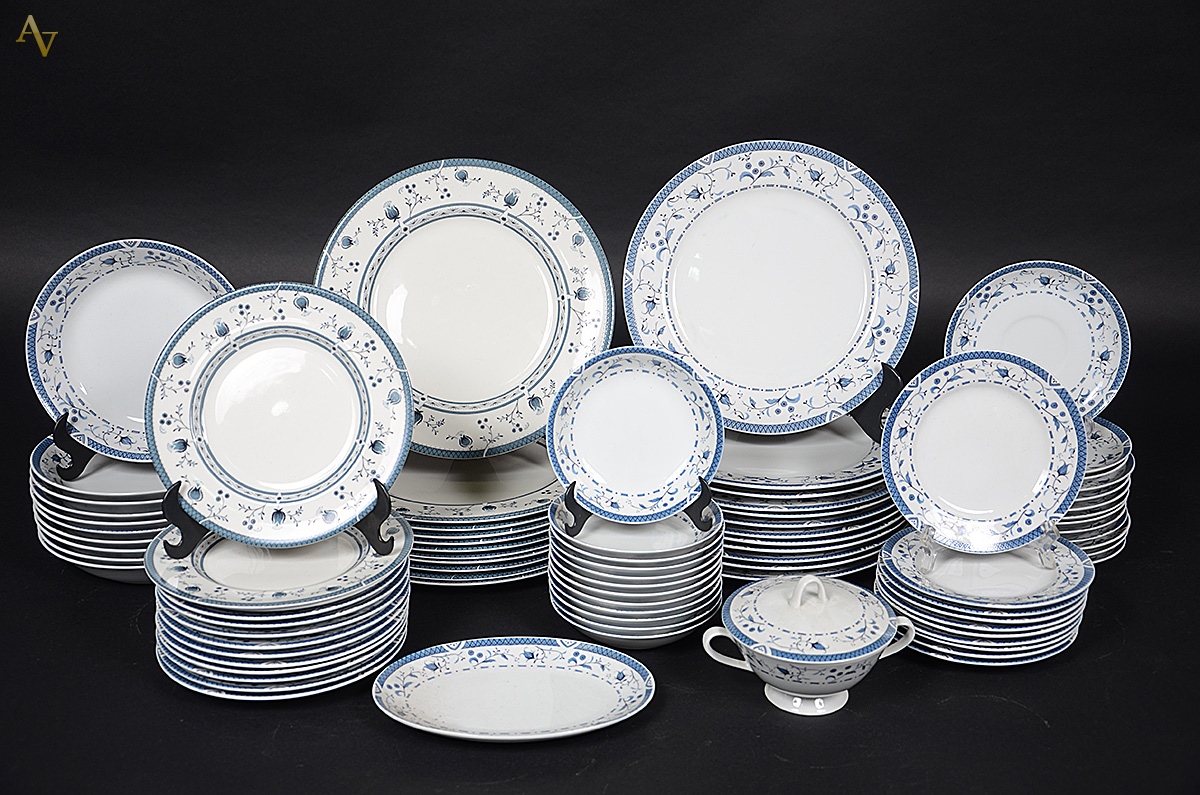 Aparelho de jantar de porcelana japonesa, sendo: 12 pratos rasos, 10...