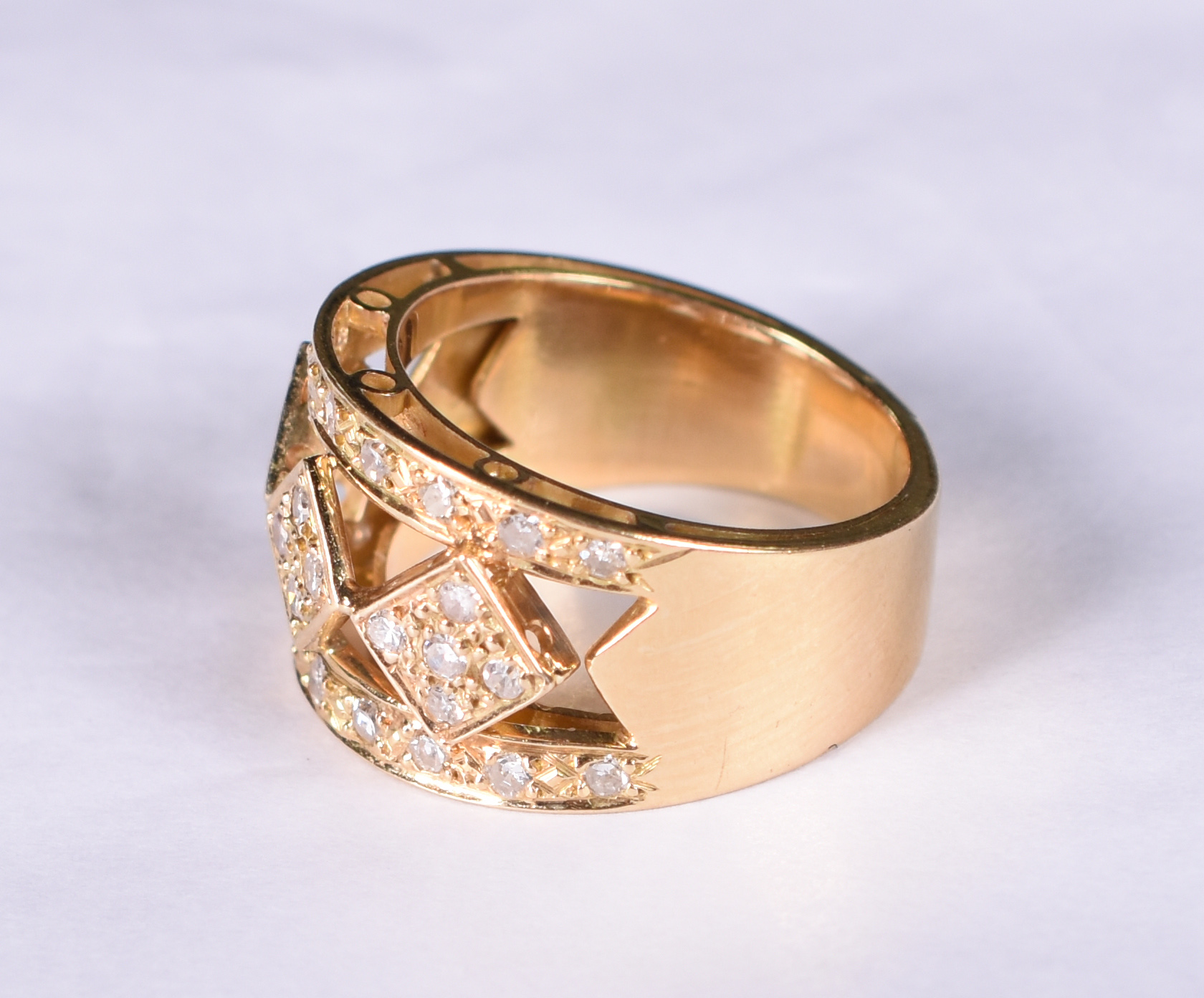 Anel de ouro 18 k com 33 brilhantes. - foto 2 de 3