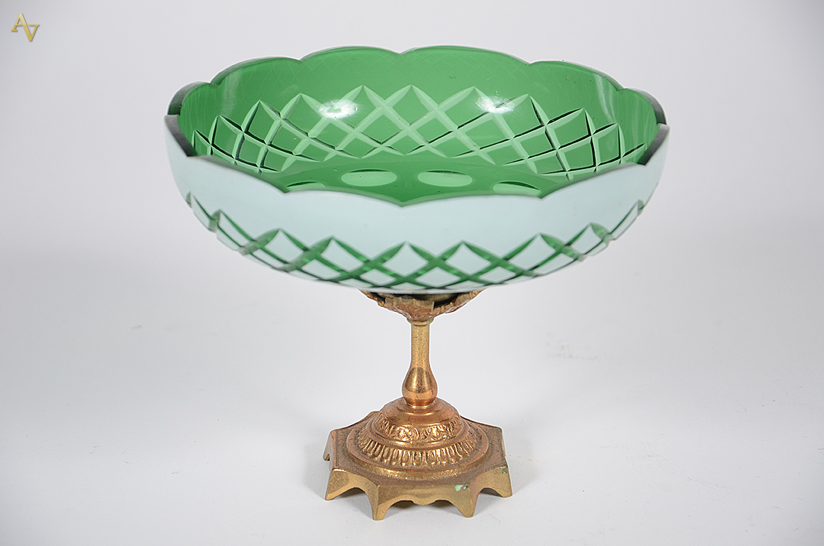 Pequena fruteira de overlay verde e branco, pé de bronze, altura 14...