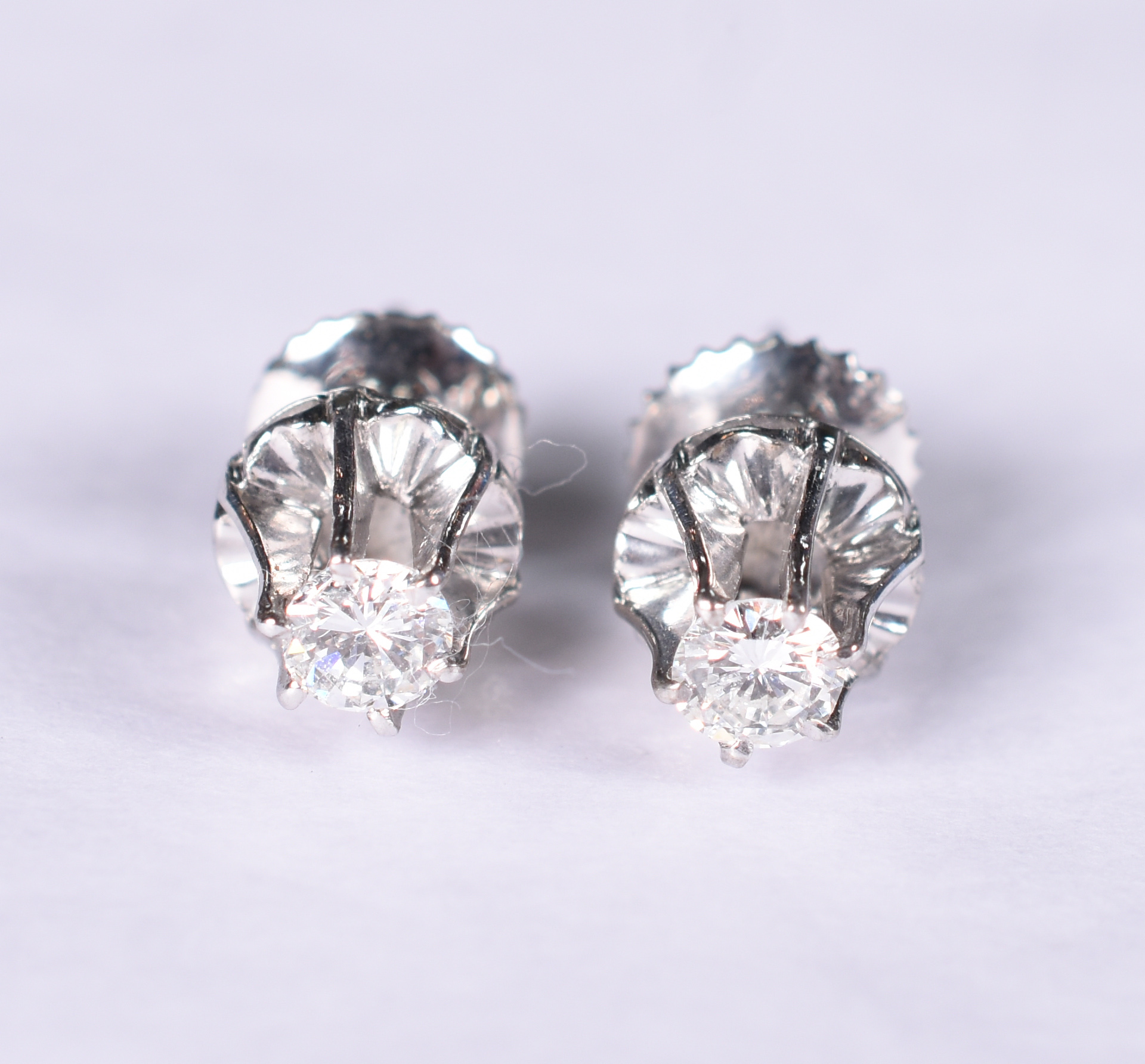 Par de brincos de ouro branco com 2 brilhantes de 0,20 ct cada. Total... - foto 1 de 3