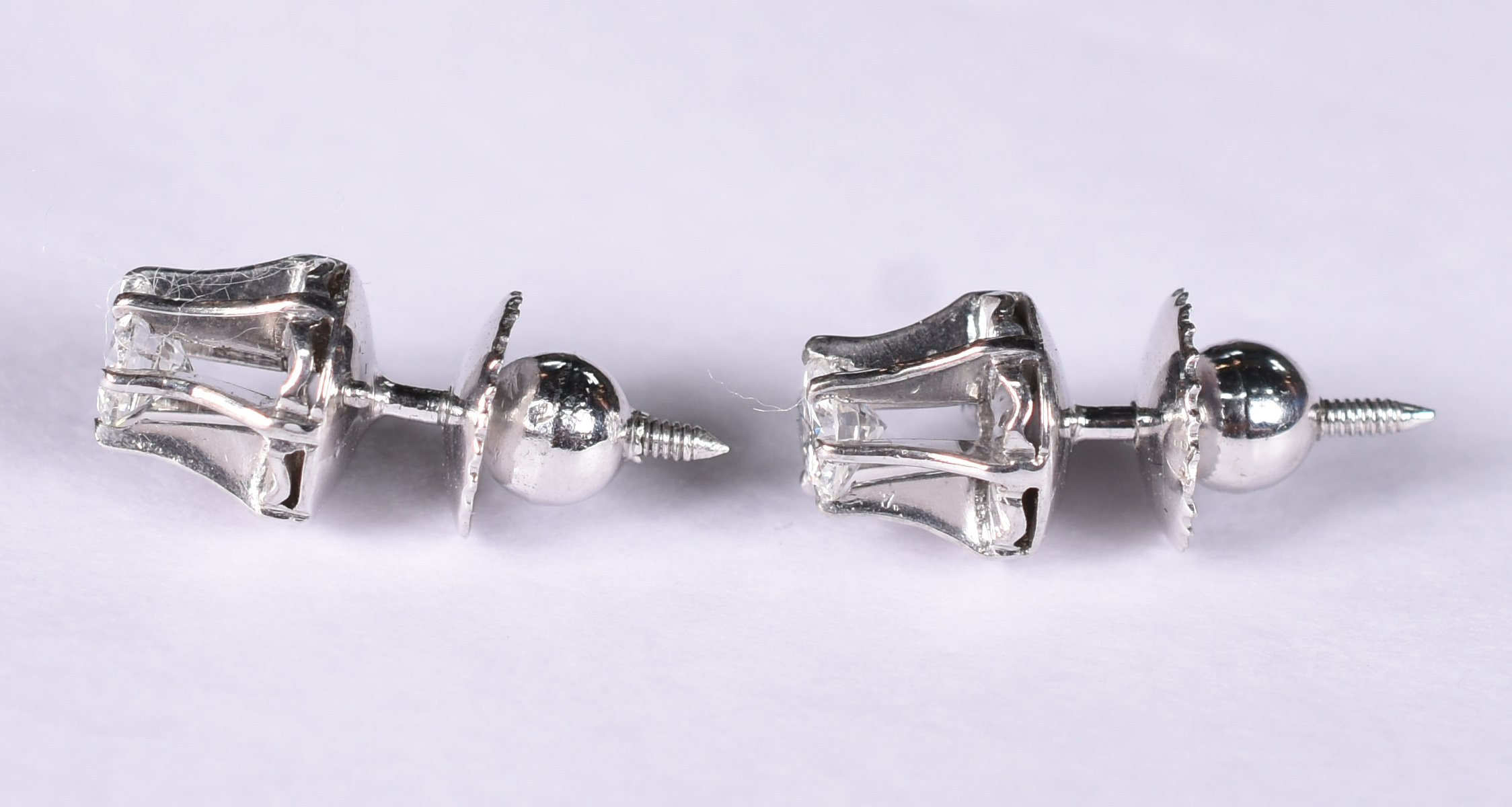 Par de brincos de ouro branco com 2 brilhantes de 0,20 ct cada. Total... - foto 2 de 3