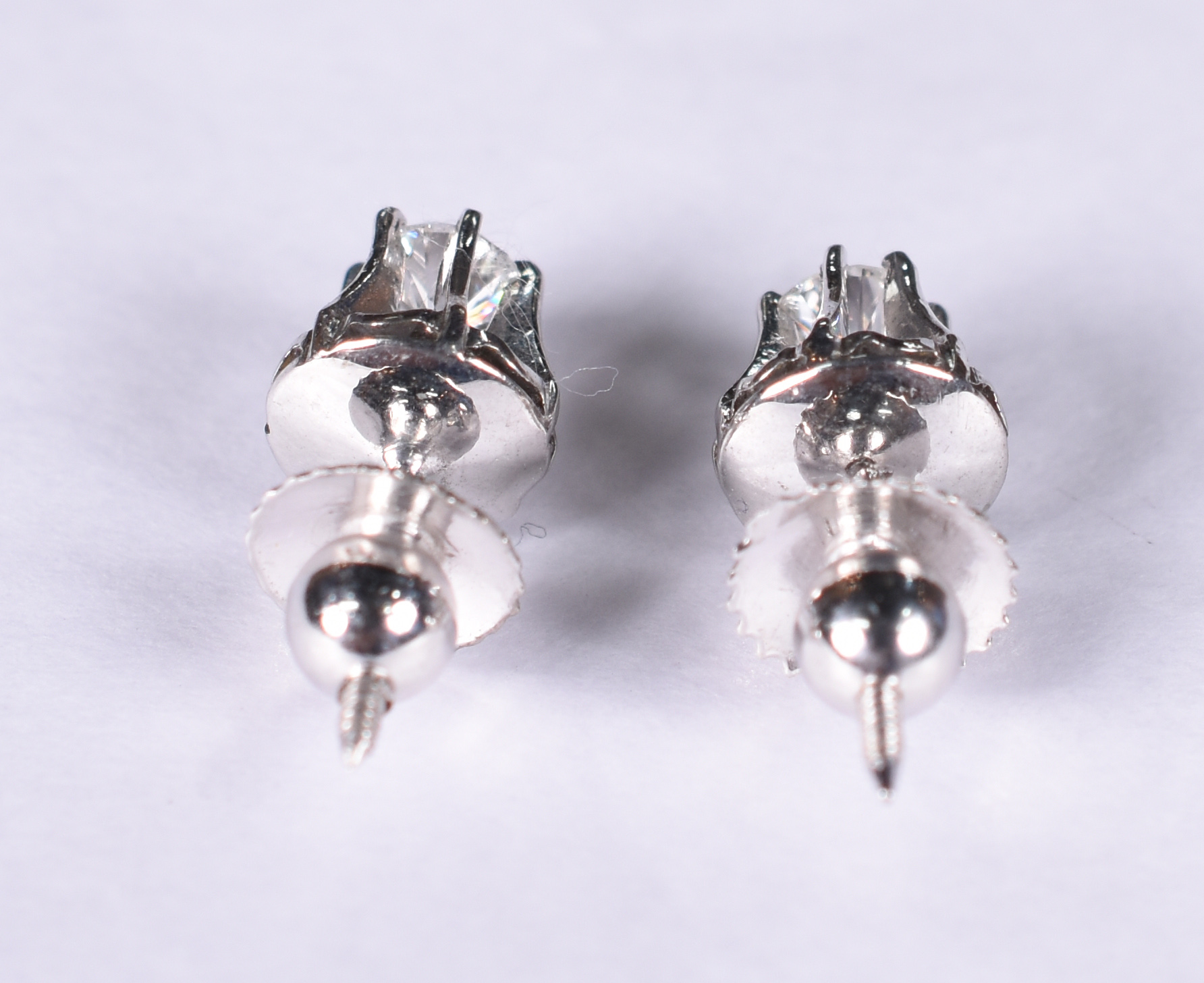 Par de brincos de ouro branco com 2 brilhantes de 0,20 ct cada. Total... - foto 3 de 3