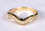 Anel de ouro amarelo 18 k com 10 brilhantes. Ar... - Anel de ouro amarelo 18 k com 10 brilhantes. Aro 16.