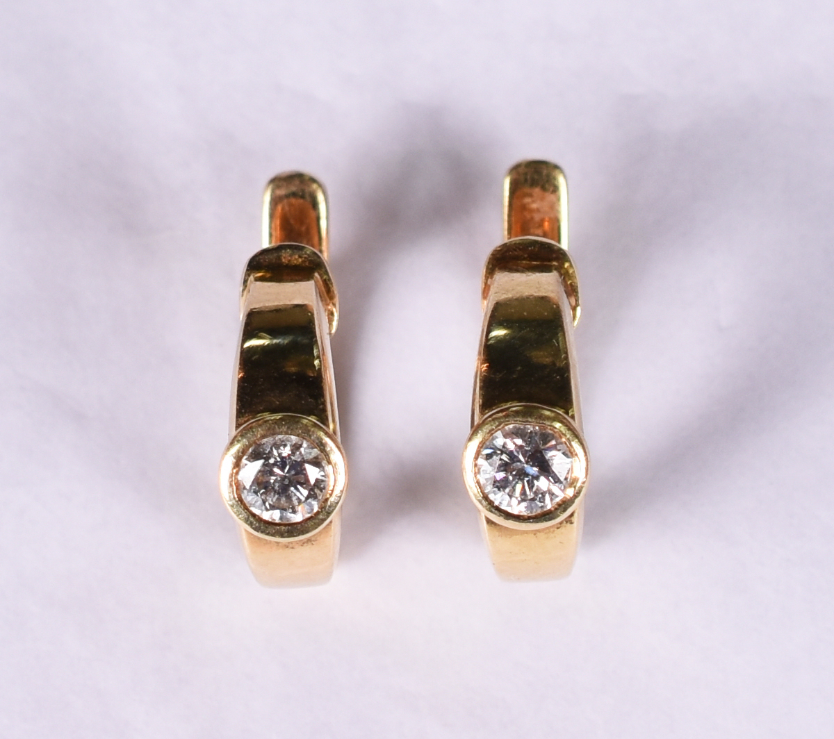 Par de brincos argolas de ouro amarelo 18 k com 2 brilhantes de 0,20... - foto 1 de 3
