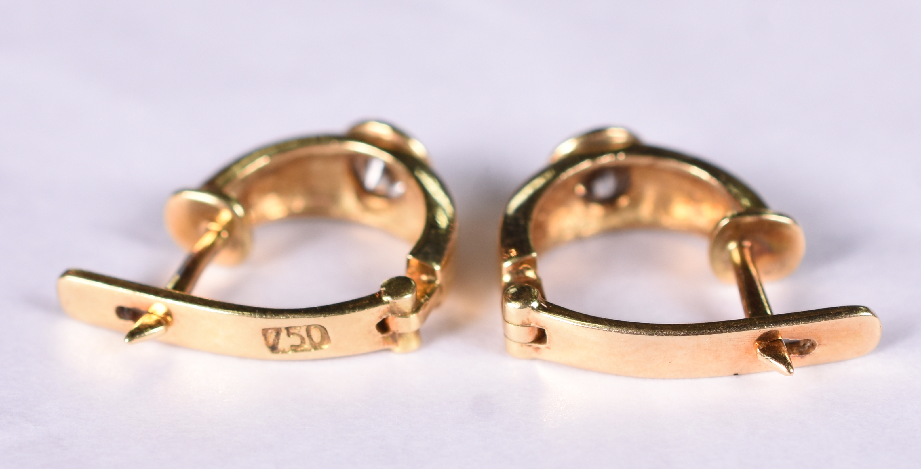 Par de brincos argolas de ouro amarelo 18 k com 2 brilhantes de 0,20... - foto 3 de 3