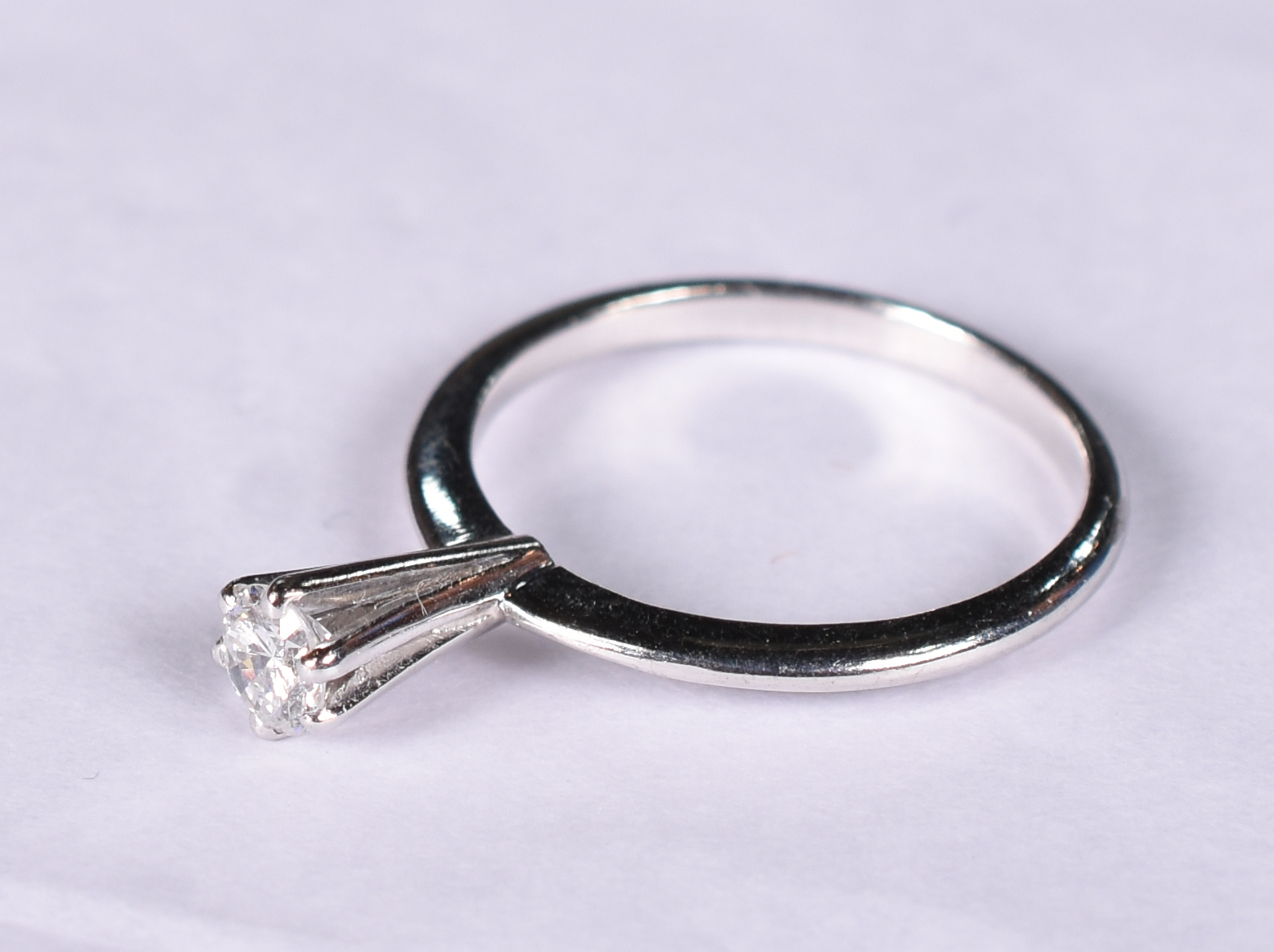 Anel solitário de ouro branco com brilhante de 0,25 ct.. Aro 12. - foto 2 de 3