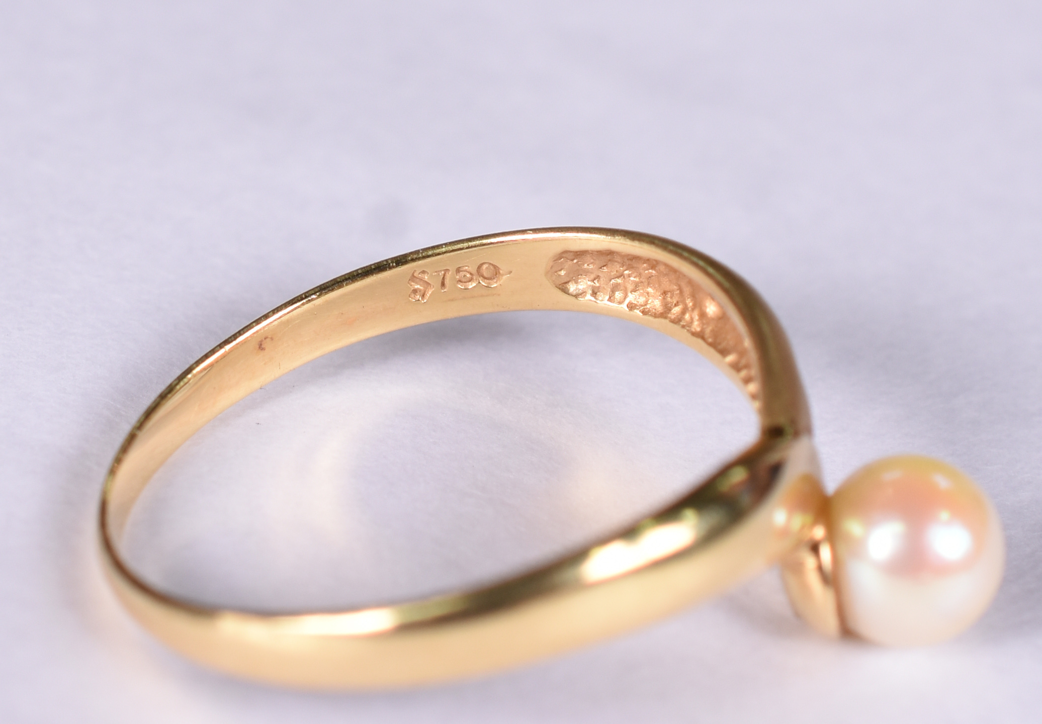 Anel de ouro amarelo 18 k com pérola e 3 brilhantes. H. Stern. Aro 16. - foto 3 de 4