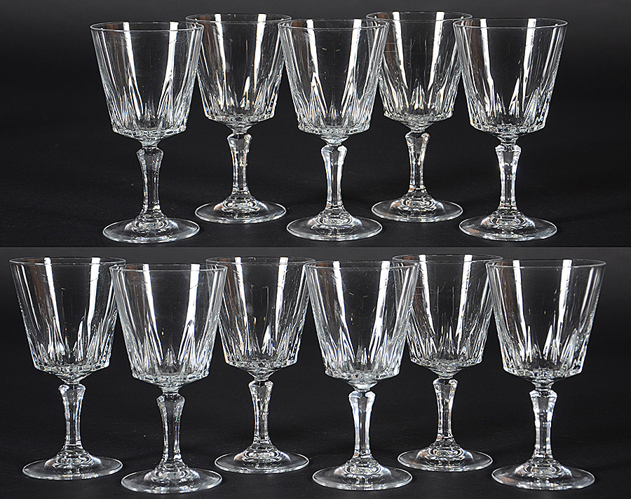 Onze cálices para vinho de cristal lapidado.
