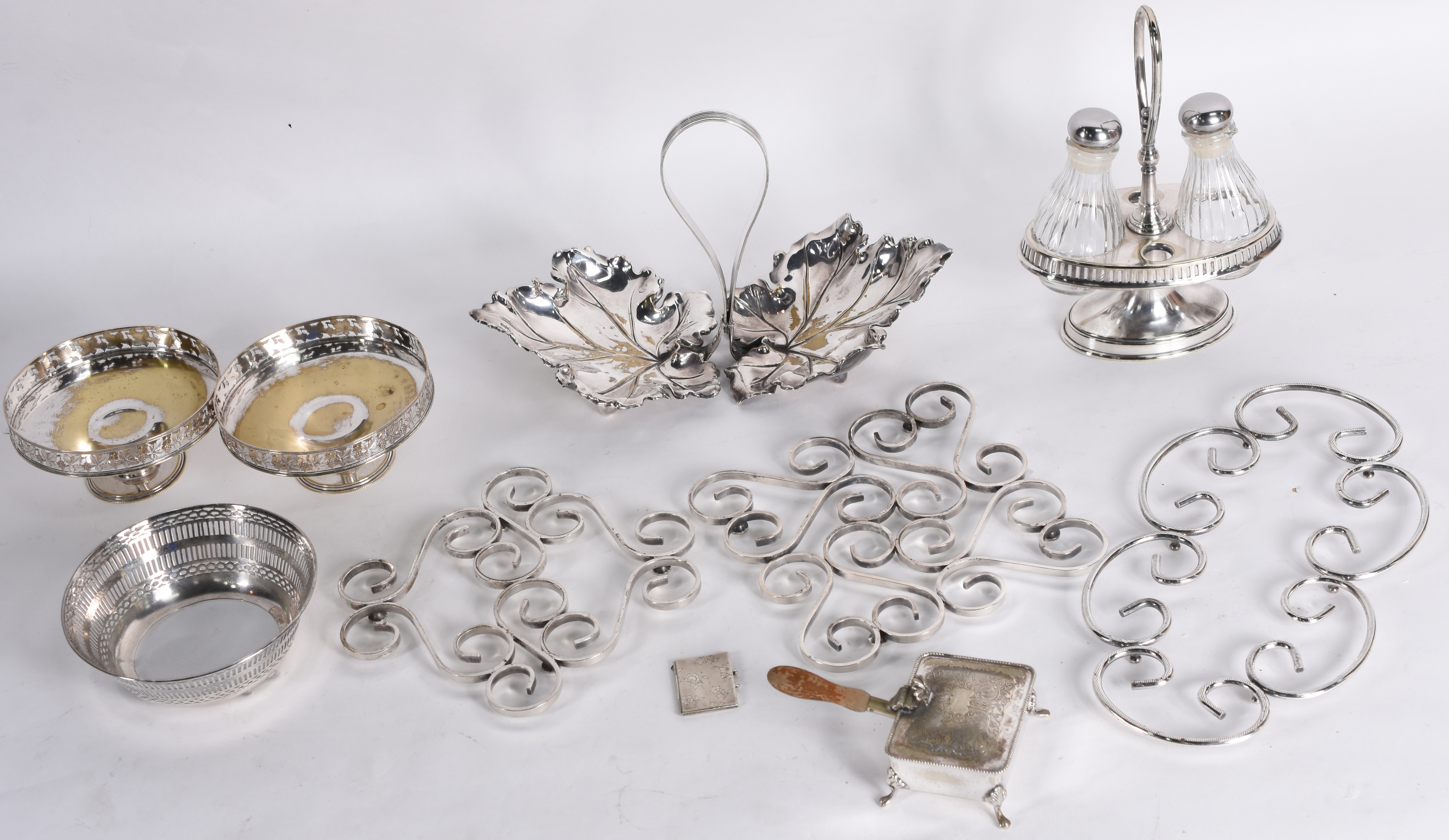 Lote com 8 diversas peças de metal prateado. - foto 2 de 6