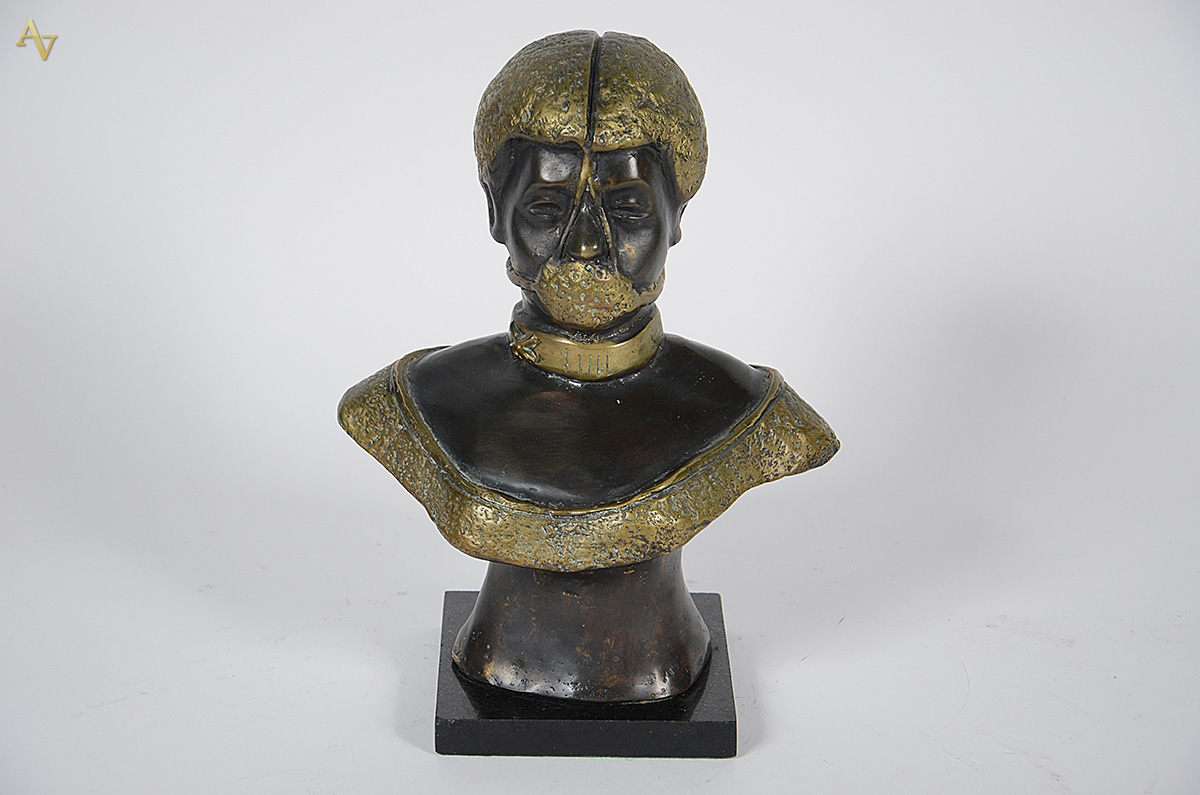 Estatueta de bronze representando Escrava Anastácia. Altura 31 cm. - foto 1 de 4