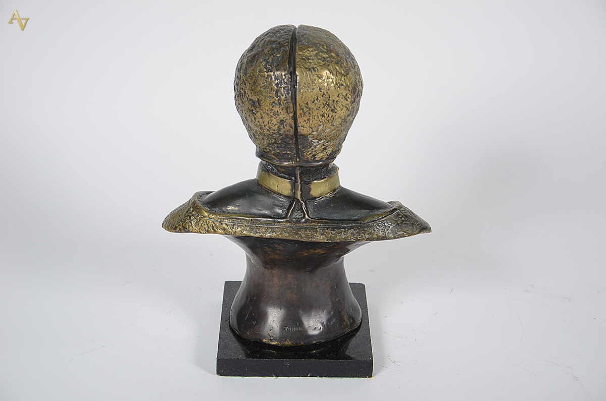 Estatueta de bronze representando Escrava Anastácia. Altura 31 cm. - foto 3 de 4