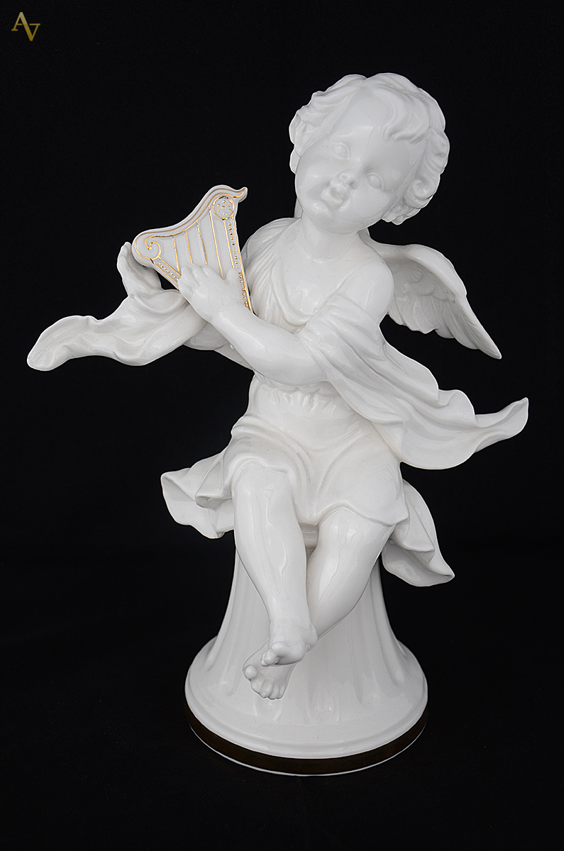 Anjo com harpa em cerâmica branca italiana com detalhes dourados... - foto 1 de 2