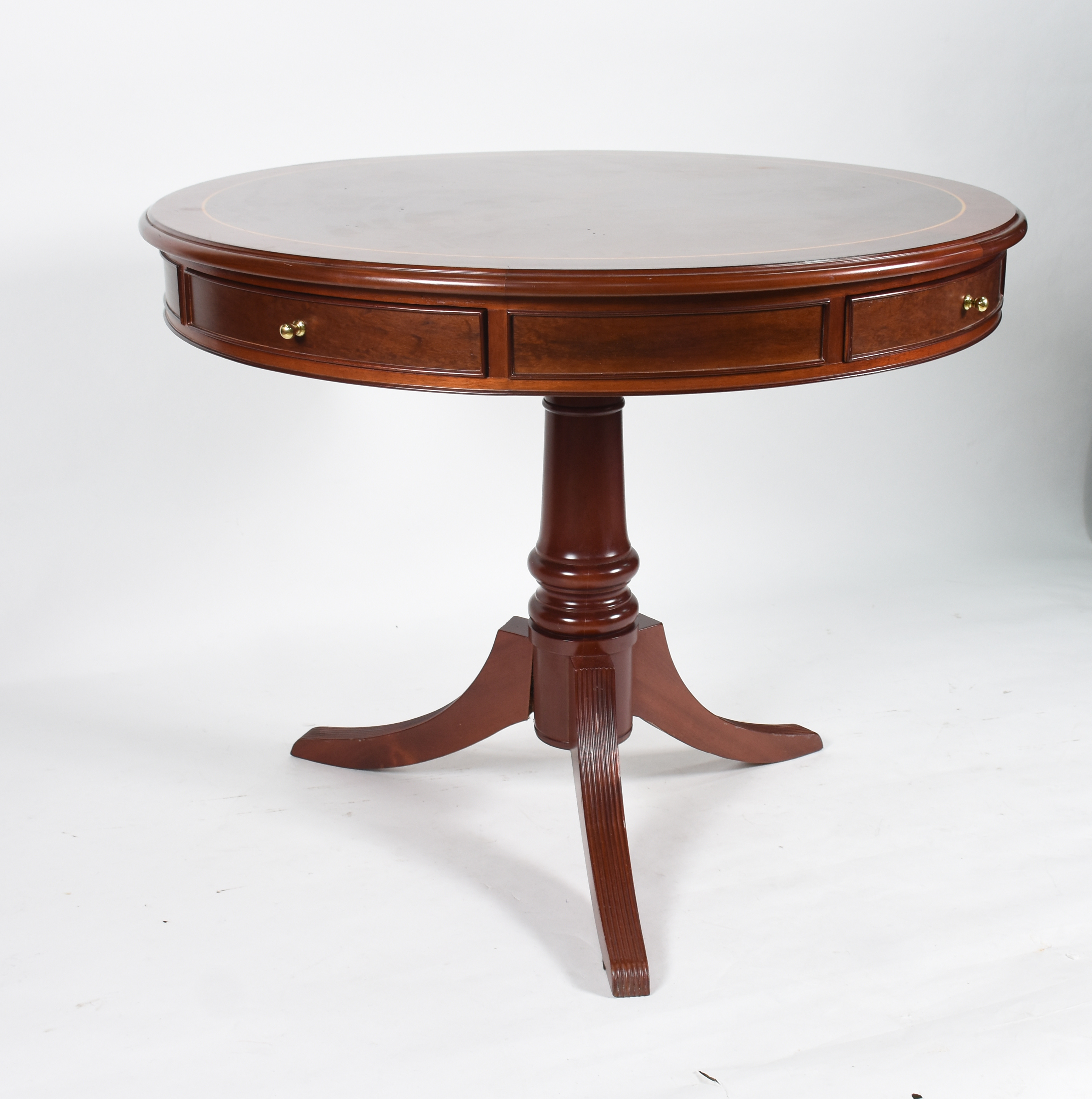 Mesa de jogo de madeira nobre, feitio circular, gavetinhas nas... - foto 2 de 4