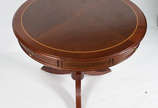 Mesa de jogo de madeira nobre, feitio circular,... - Mesa de jogo de madeira nobre, feitio circular, gavetinhas nas laterais.