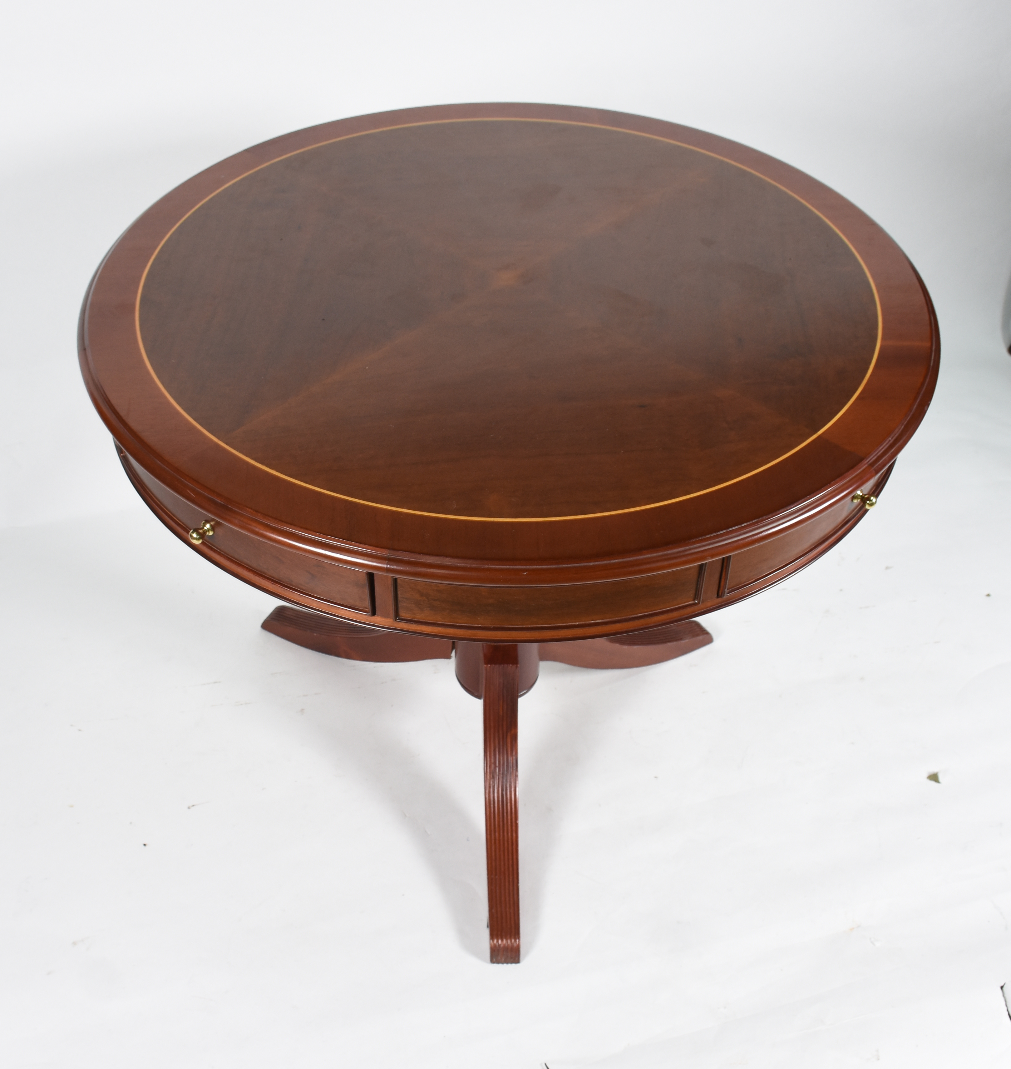 Mesa de jogo de madeira nobre, feitio circular, gavetinhas nas... - foto 3 de 4