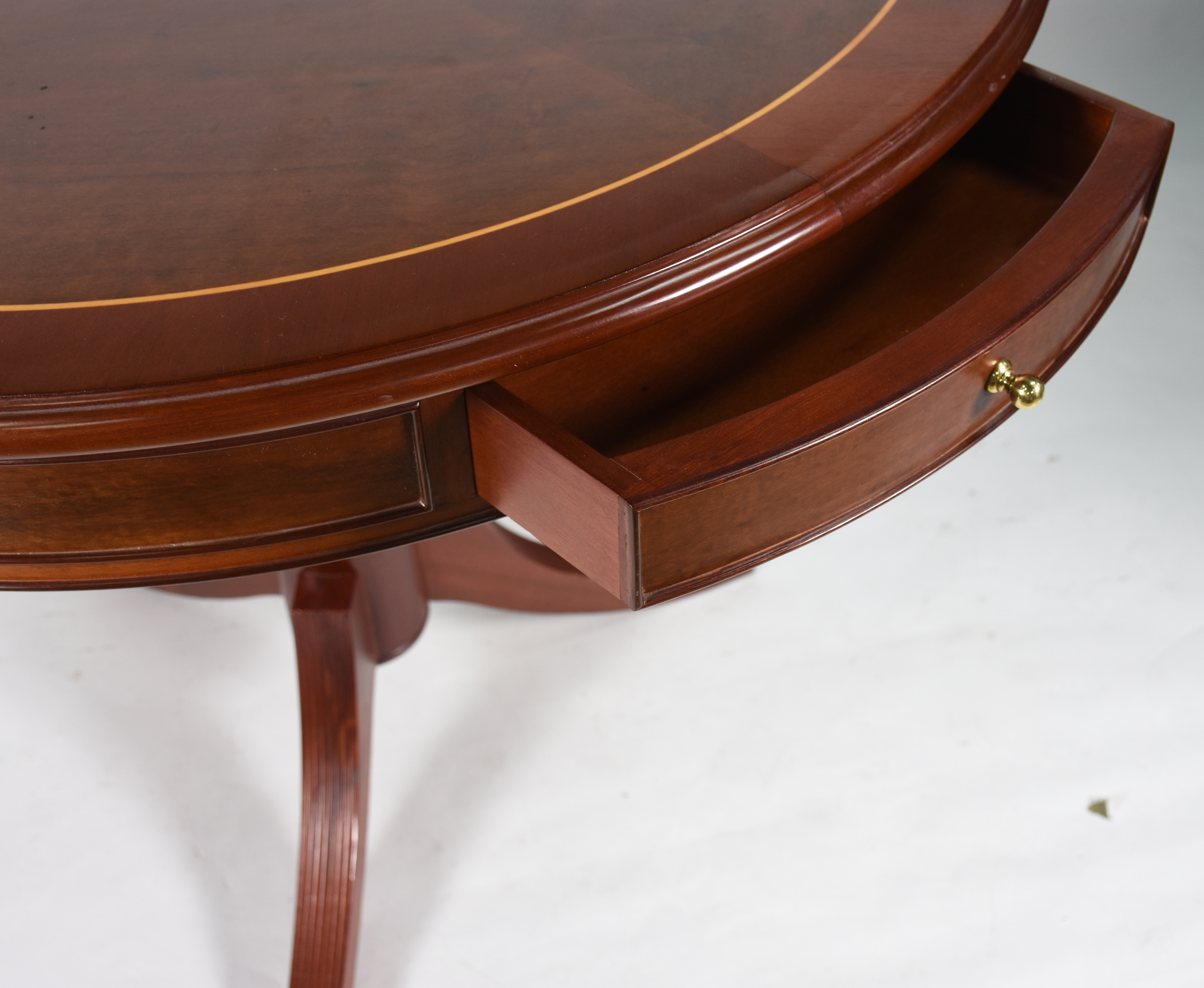 Mesa de jogo de madeira nobre, feitio circular, gavetinhas nas... - foto 4 de 4