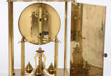 Relógio de mesa com caixa de metal dourado. - Relógio de mesa com caixa de metal dourado.