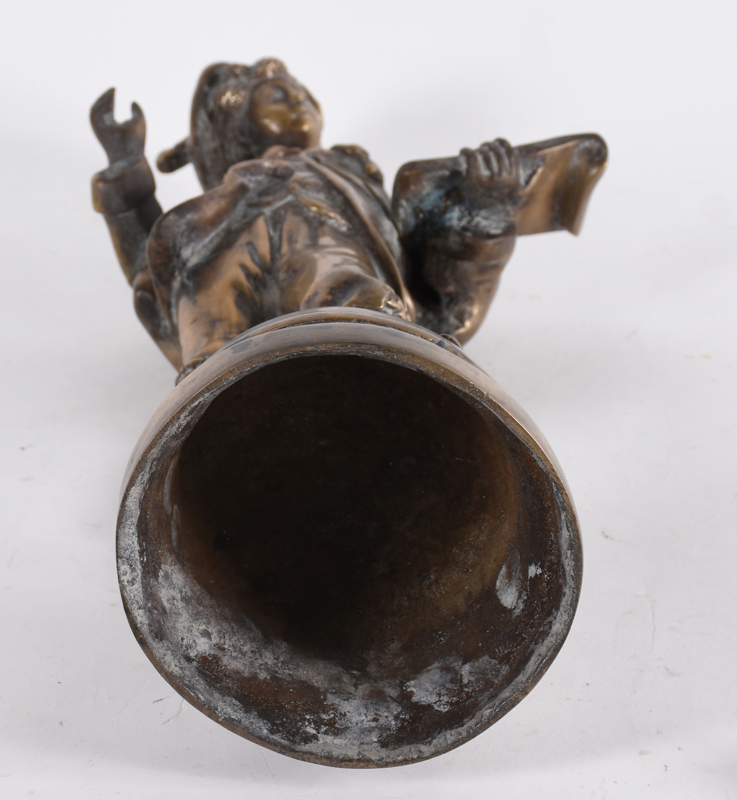 Estatueta de bronze representando Jovem. - foto 4 de 4