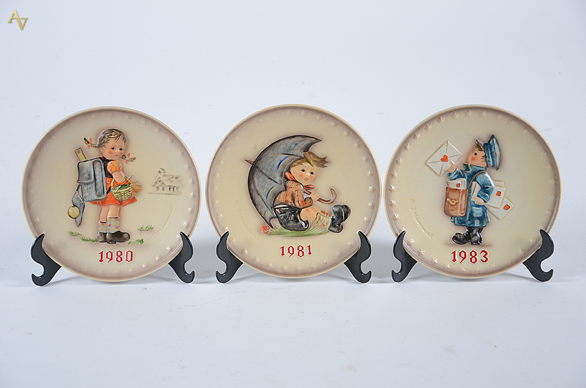 GOEBEL - Três pratos de porcelana alemã de coleções, assinado M. J... - foto 1 de 2