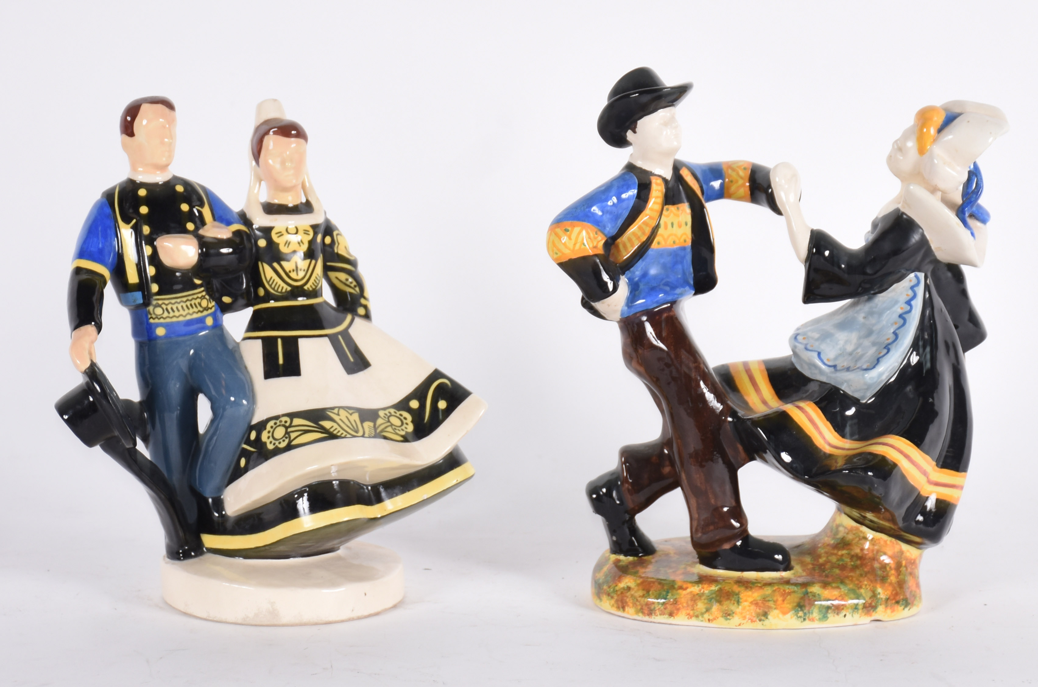 Duas estatuetas de cerâmica francesa de QUIMPER, representando Casais... - foto 1 de 4