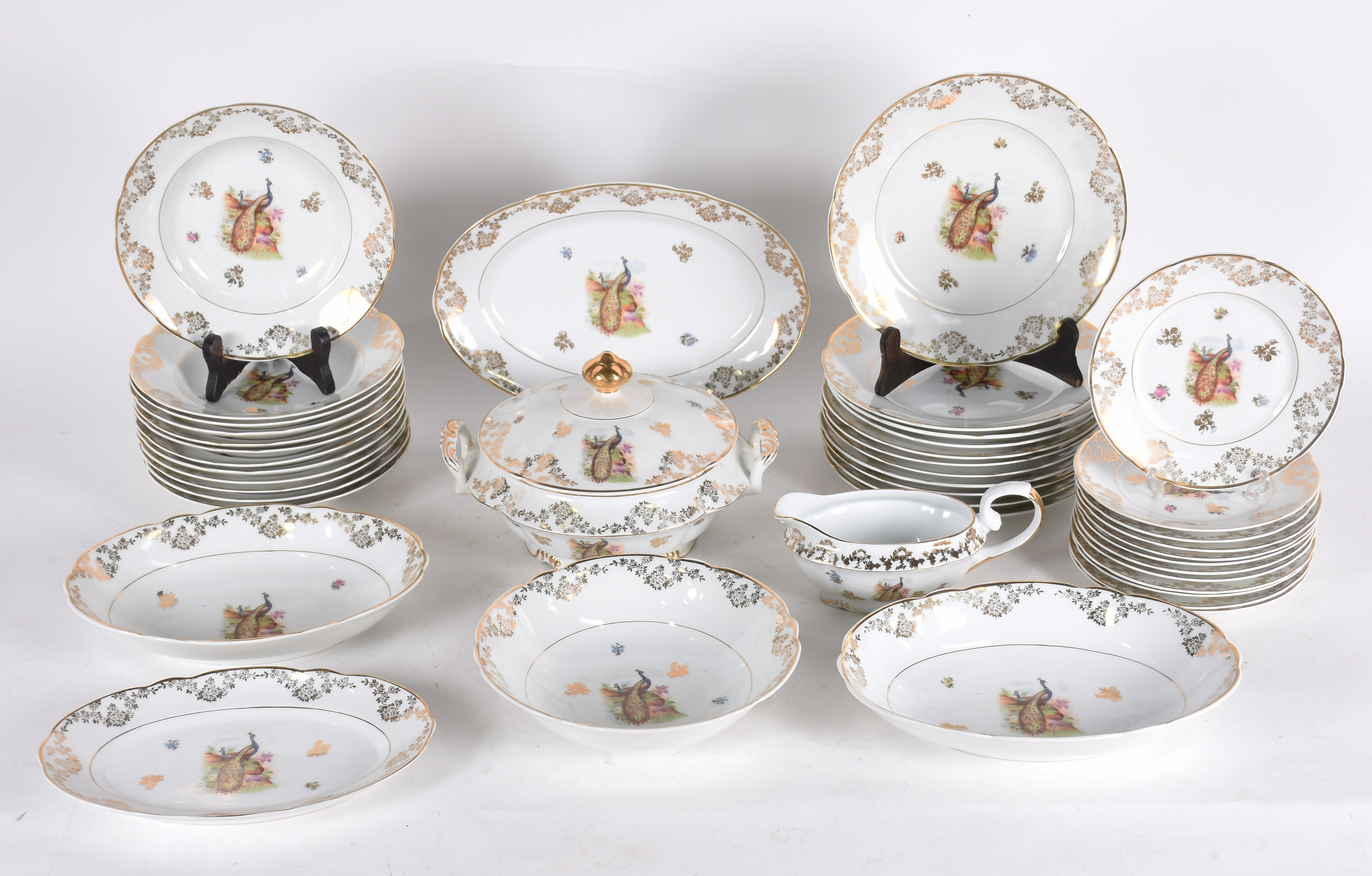 Aparelho de jantar de porcelana Real, decorada com pavões em... - foto 1 de 4