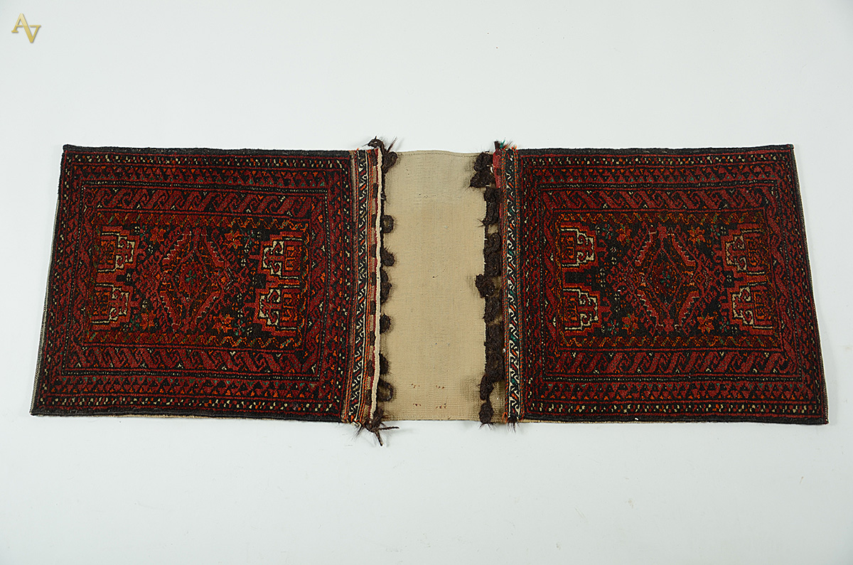Tapete Belouch - sela de camelo. Medidas 1,25 x 0,48 m.