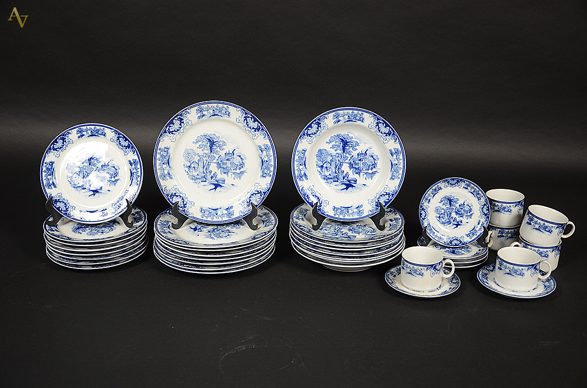 Serviço de porcelana nacional GERMER, decorado com paisagem em azul e...