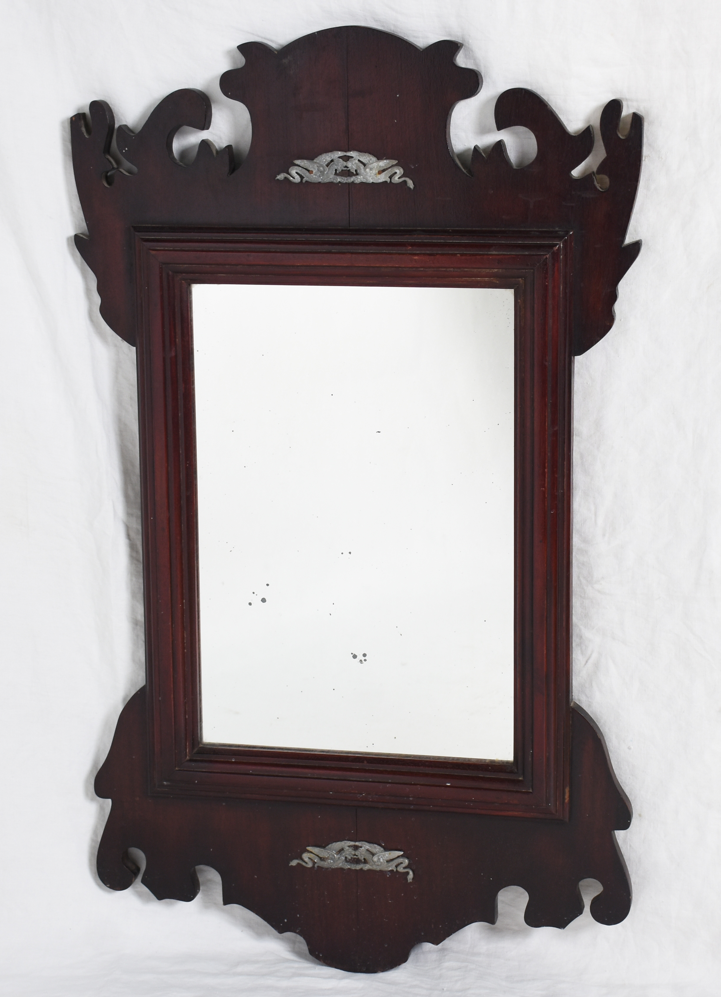 Espelho inglês com moldura de madeira trabalhada, estilo GEORGE III. - foto 1 de 3