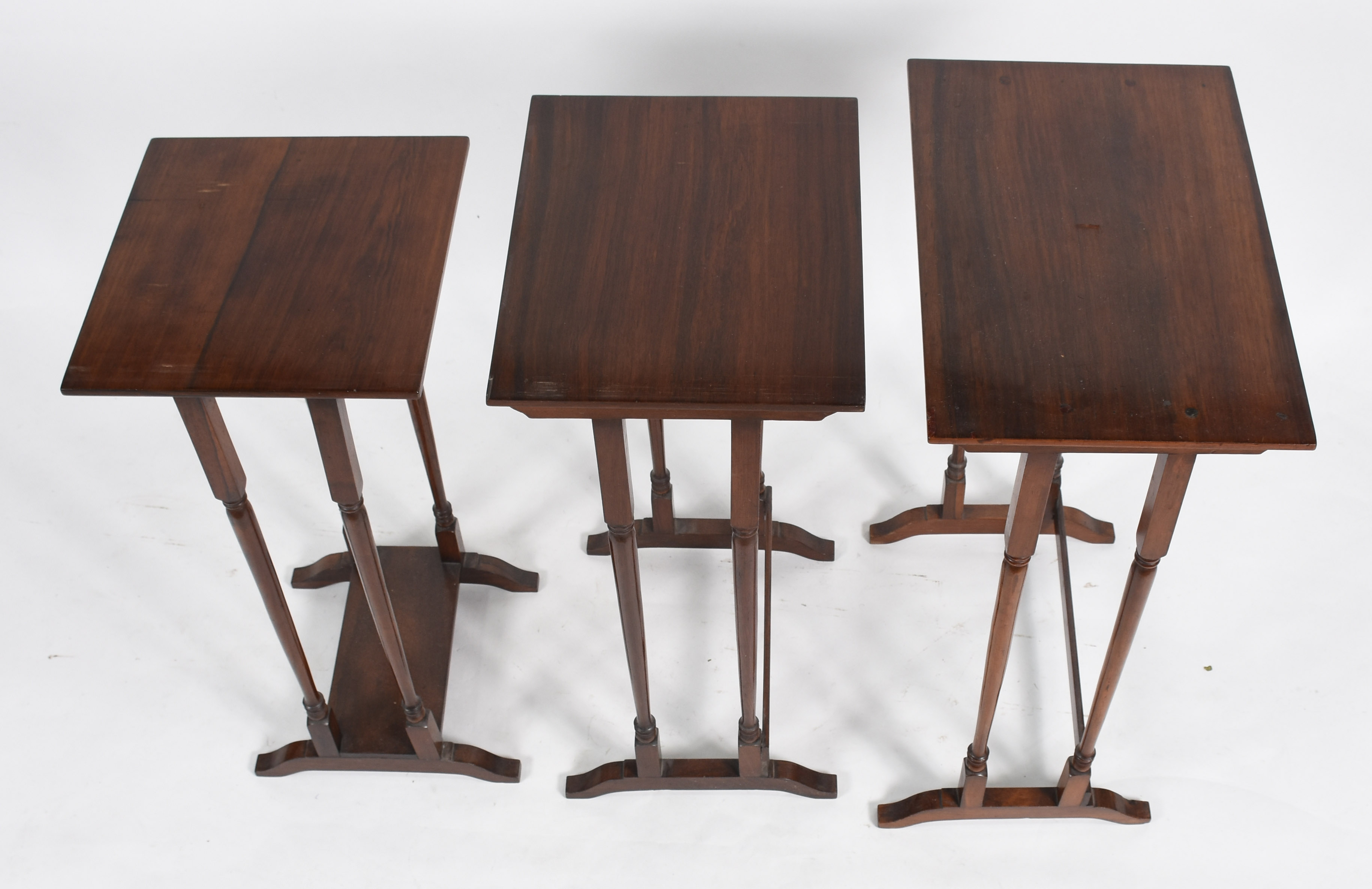 Mesa ninho de madeira nobre com 3 peças. - foto 4 de 4