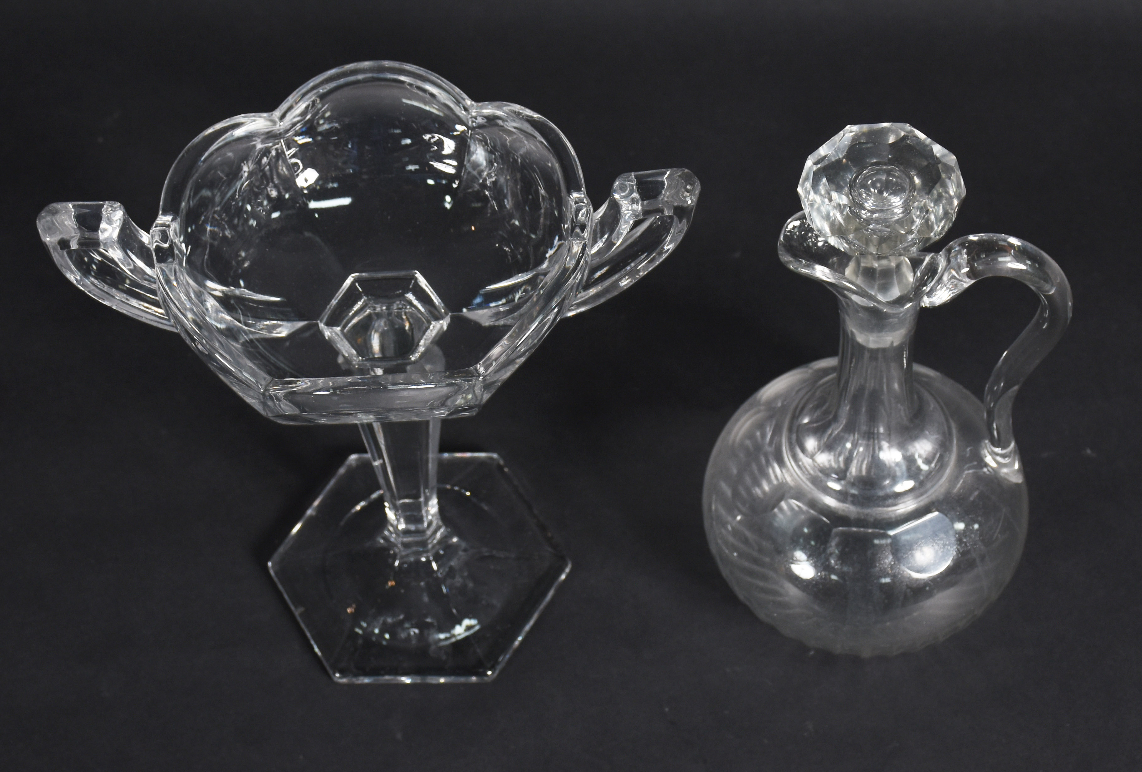 Duas peças de cristal, sendo fruteira de pé alto e garrafa com alça... - foto 2 de 5