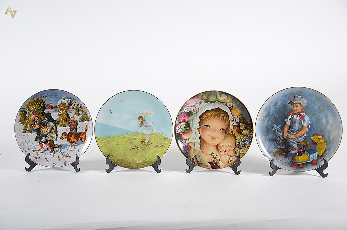 Quatro pratos de porcelana de coleções limitadas com decorações... - foto 1 de 2
