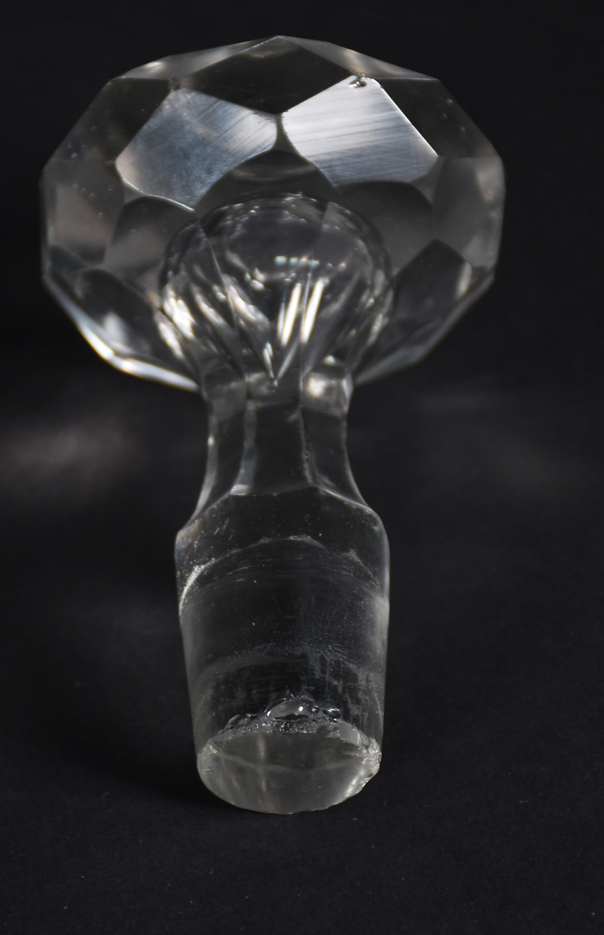 Duas peças de cristal, sendo fruteira de pé alto e garrafa com alça... - foto 4 de 5