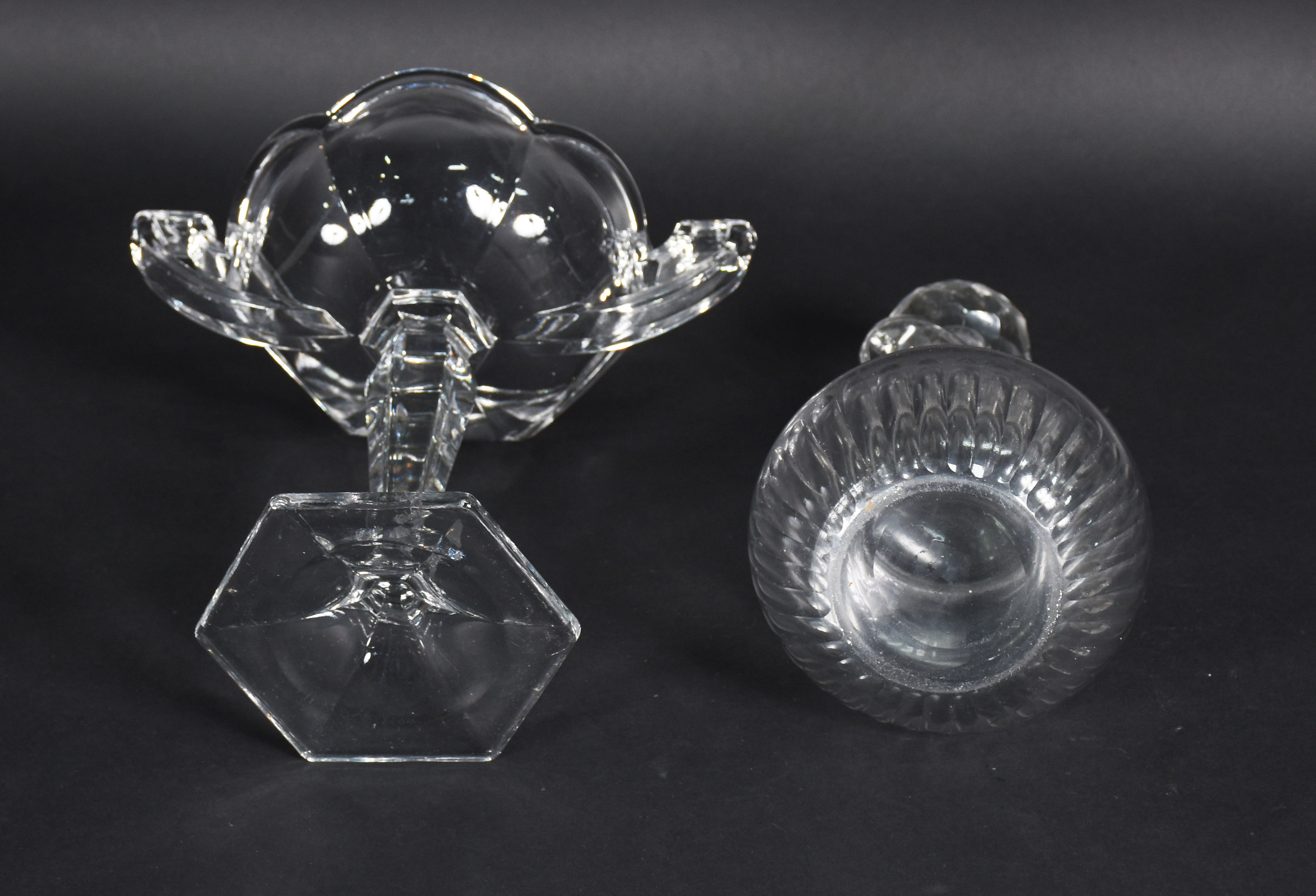 Duas peças de cristal, sendo fruteira de pé alto e garrafa com alça... - foto 5 de 5