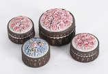 Quatro caixinhas de porcelana com tampas tendo ... - Quatro caixinhas de porcelana com tampas tendo flores policromadas em relevo (duas coladas e alguns lascados).