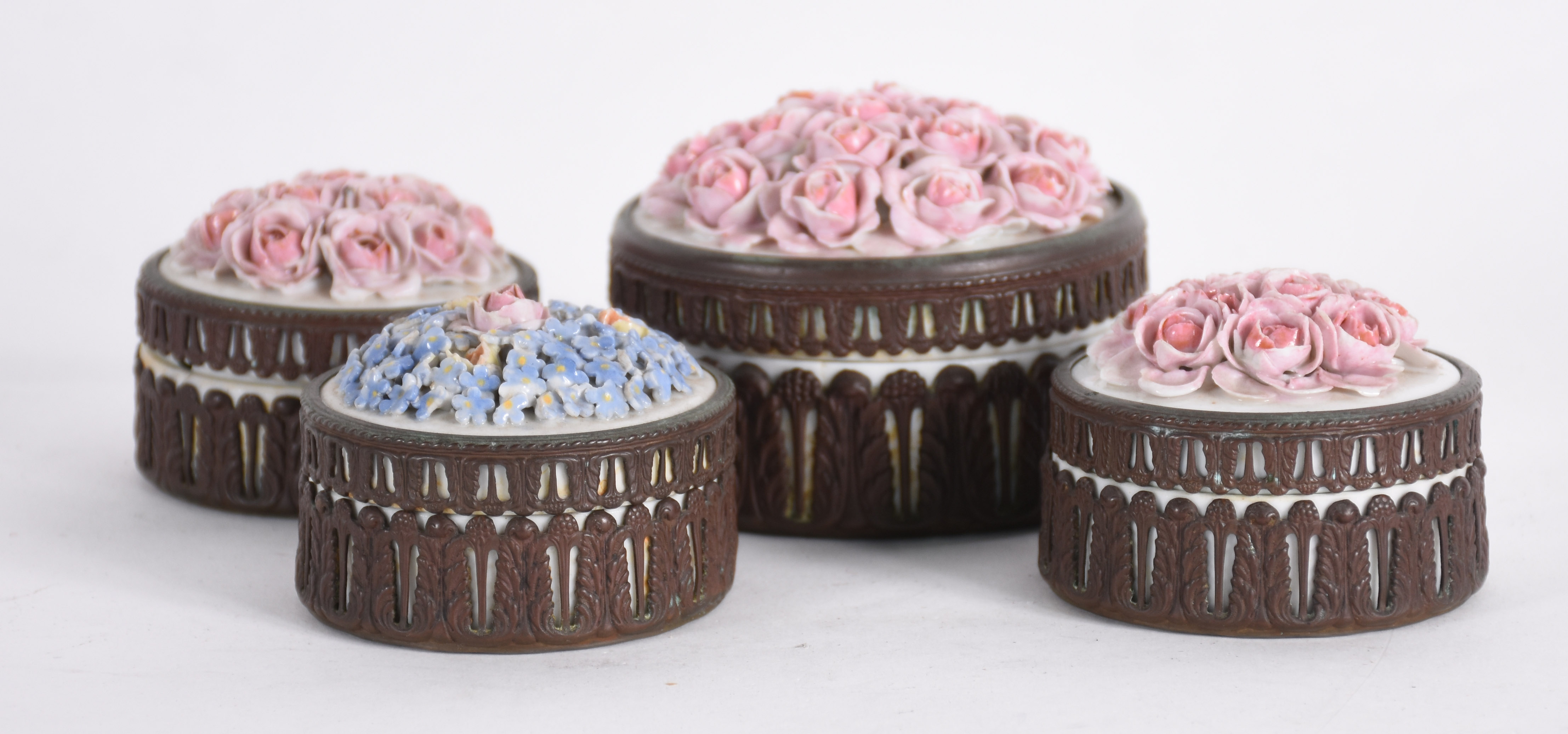 Quatro caixinhas de porcelana com tampas tendo flores policromadas em... - foto 2 de 6