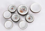 Quatro caixinhas de porcelana com tampas tendo ... - Quatro caixinhas de porcelana com tampas tendo flores policromadas em relevo (duas coladas e alguns lascados).