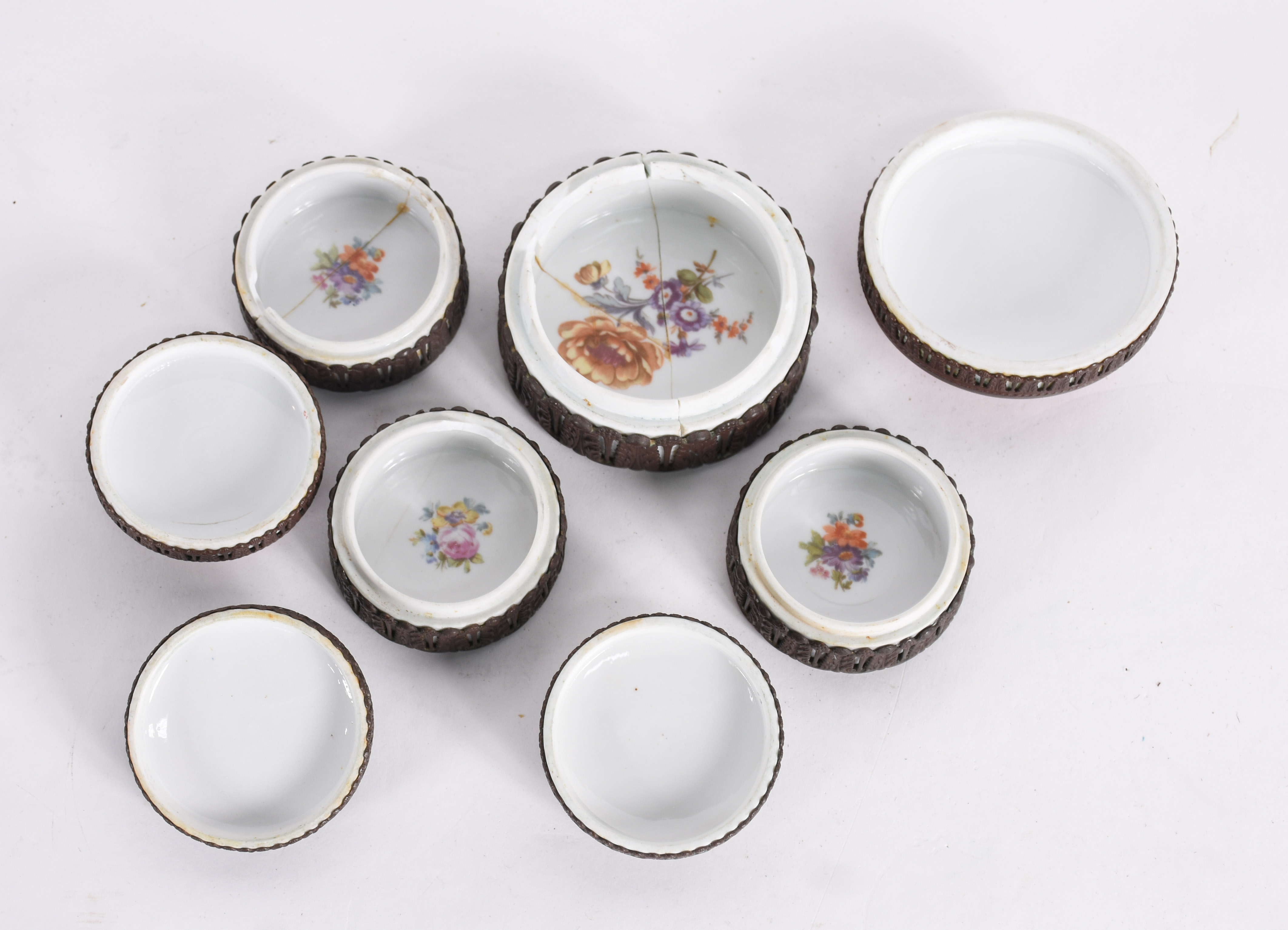 Quatro caixinhas de porcelana com tampas tendo flores policromadas em... - foto 3 de 6